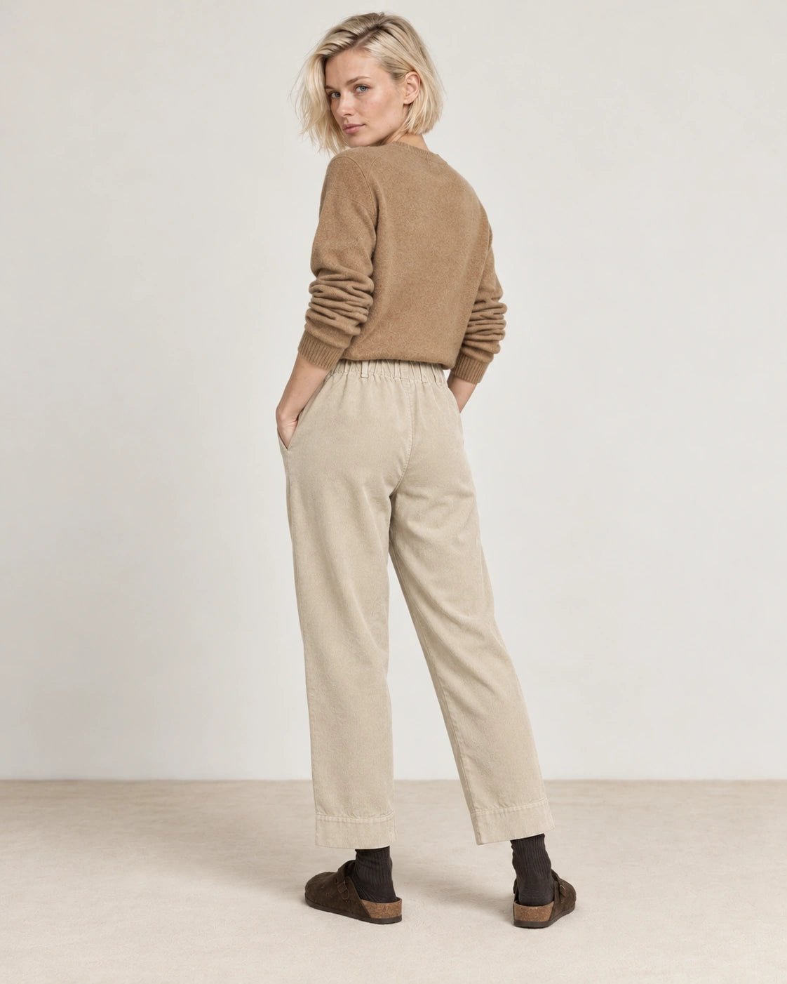 Pantalone elastico naturale, vista posteriore - MADAME VENICE - FW26 - PAOLA - VELLUTO 2000 #Colore_Naturale