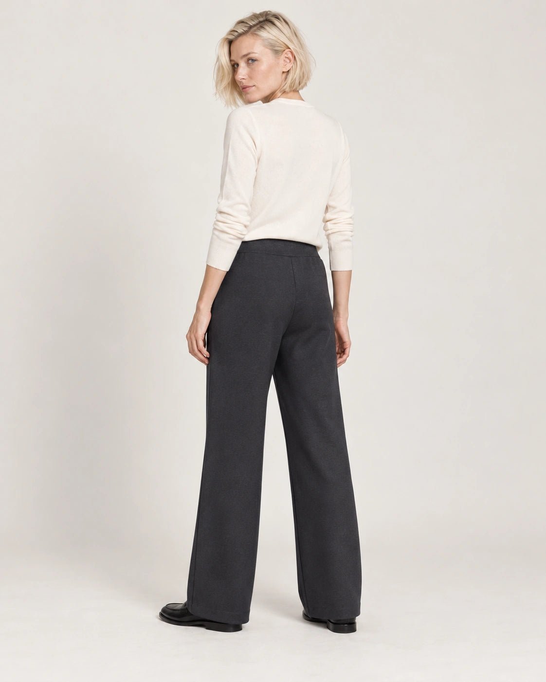 Pantalone fluido grigio scuro, vista posteriore - MADAME VENICE - FW26 - PERIL - PUNTO MILANO #Colore_Grigio Scuro