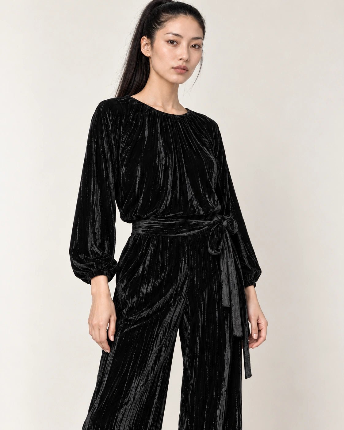 Pantalone fusciacca nero, dettaglio del capo - MADAME VENICE - FW26 - POLINA - PLISSE' #Colore_Nero