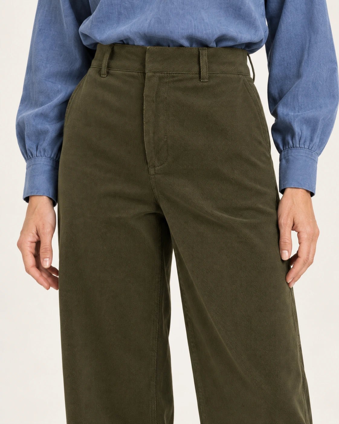 Pantalone palazzo verde oliva, dettaglio della vita e del tessuto - MADAME VENICE - FW25 - PRISCILLA - CAPITALE #Colore_Olive