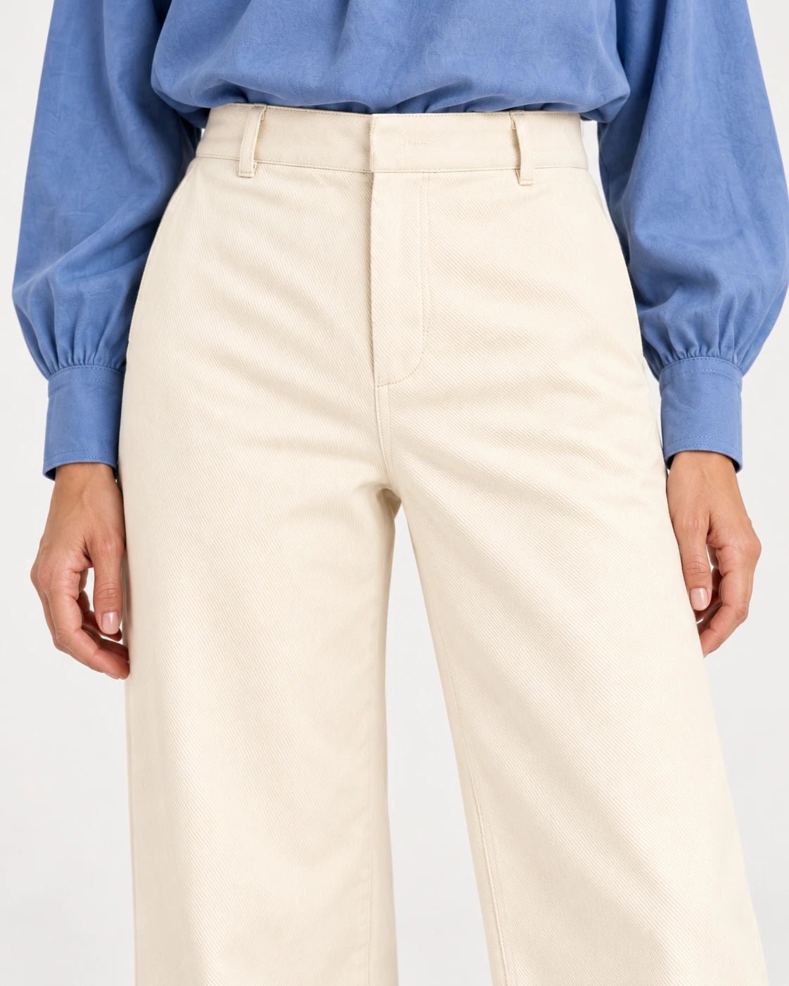 Pantalone palazzo naturale, dettaglio della vita e del tessuto - MADAME VENICE - FW25 - PRISCILLA - CAPITALE #Colore_Natural