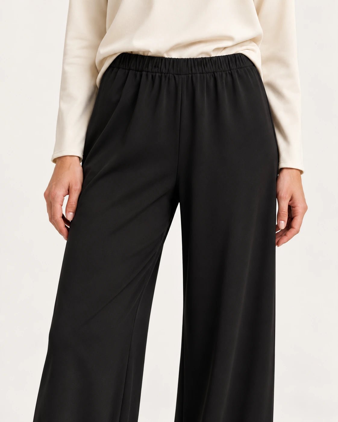 Pantalone palazzo nero, dettaglio della vita e del jersey - MADAME VENICE - FW25 - PEONIA - JERSEY TECNICO #Colore_Black