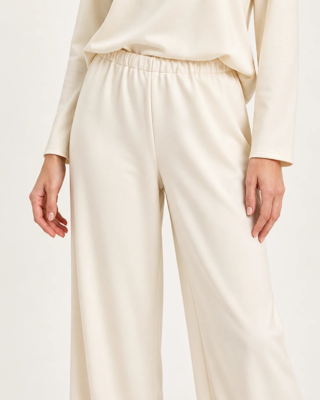 Pantalone palazzo naturale, dettaglio della vita e del jersey - MADAME VENICE - FW25 - PEONIA - JERSEY TECNICO #Colore_Natural