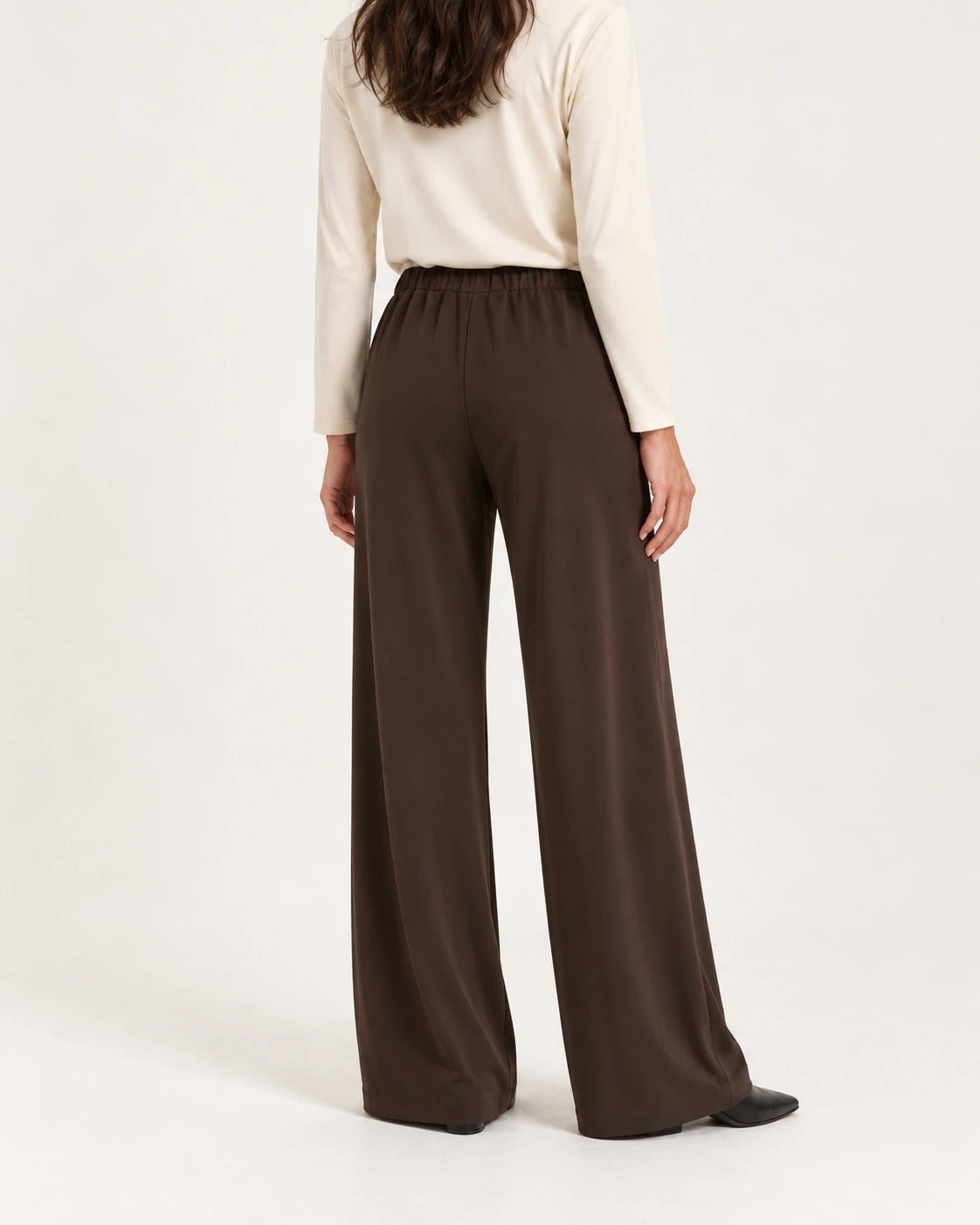 Pantalone palazzo marrone, vista posteriore - MADAME VENICE - FW25 - PEONIA - JERSEY TECNICO #Colore_Brown