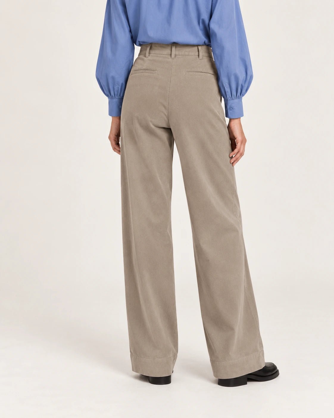 Pantalone palazzo sabbia, vista posteriore - MADAME VENICE - FW25 - PRISCILLA - CAPITALE #Colore_Sand