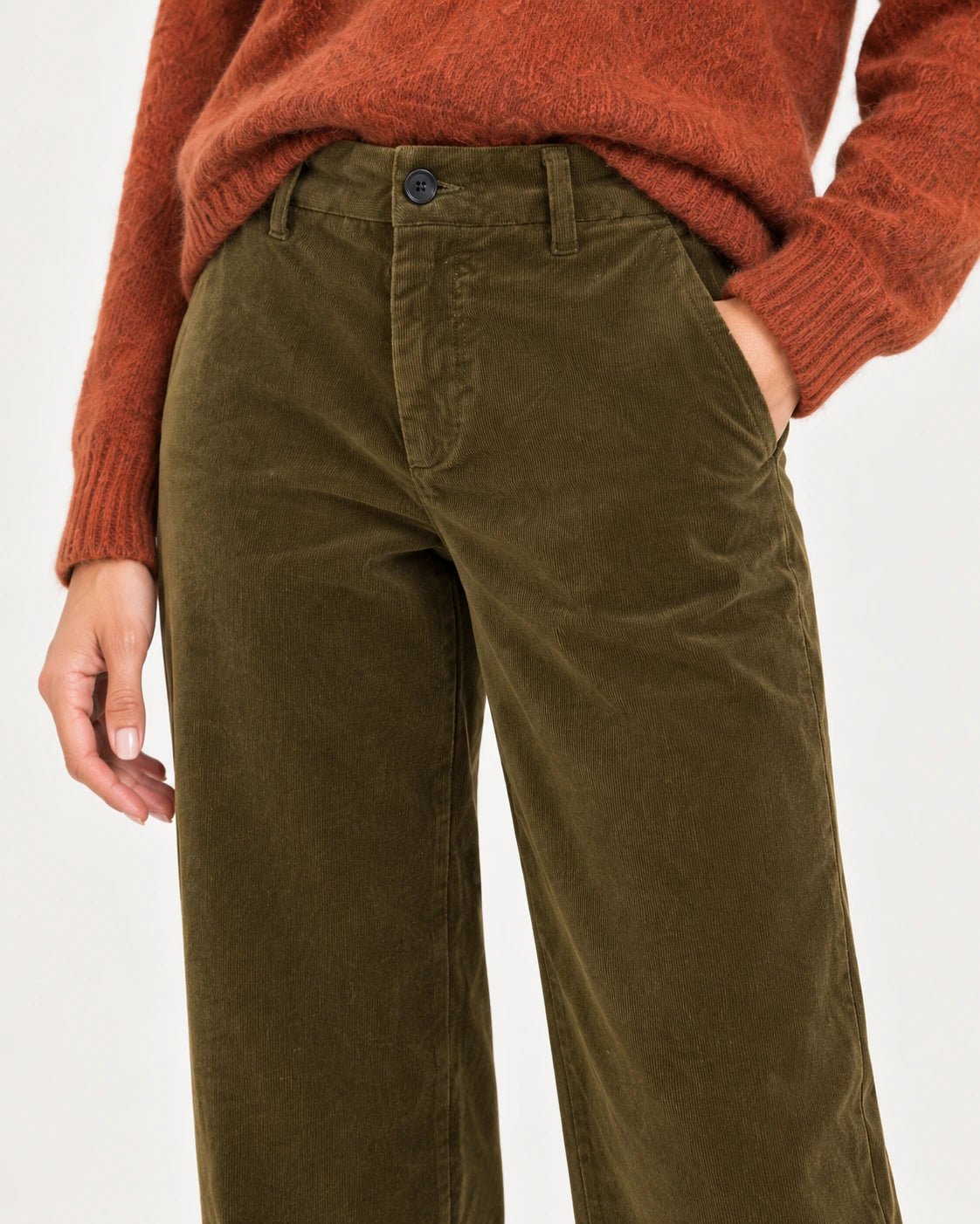 Pantalone palazzo verde oliva, dettaglio della tasca e del velluto - MADAME VENICE - FW25 - PIA - VELVET 2000 #Colore_Olive