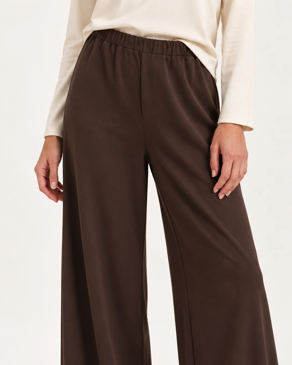 Pantalone palazzo marrone, dettaglio della vita e del jersey - MADAME VENICE - FW25 - PEONIA - JERSEY TECNICO #Colore_Brown