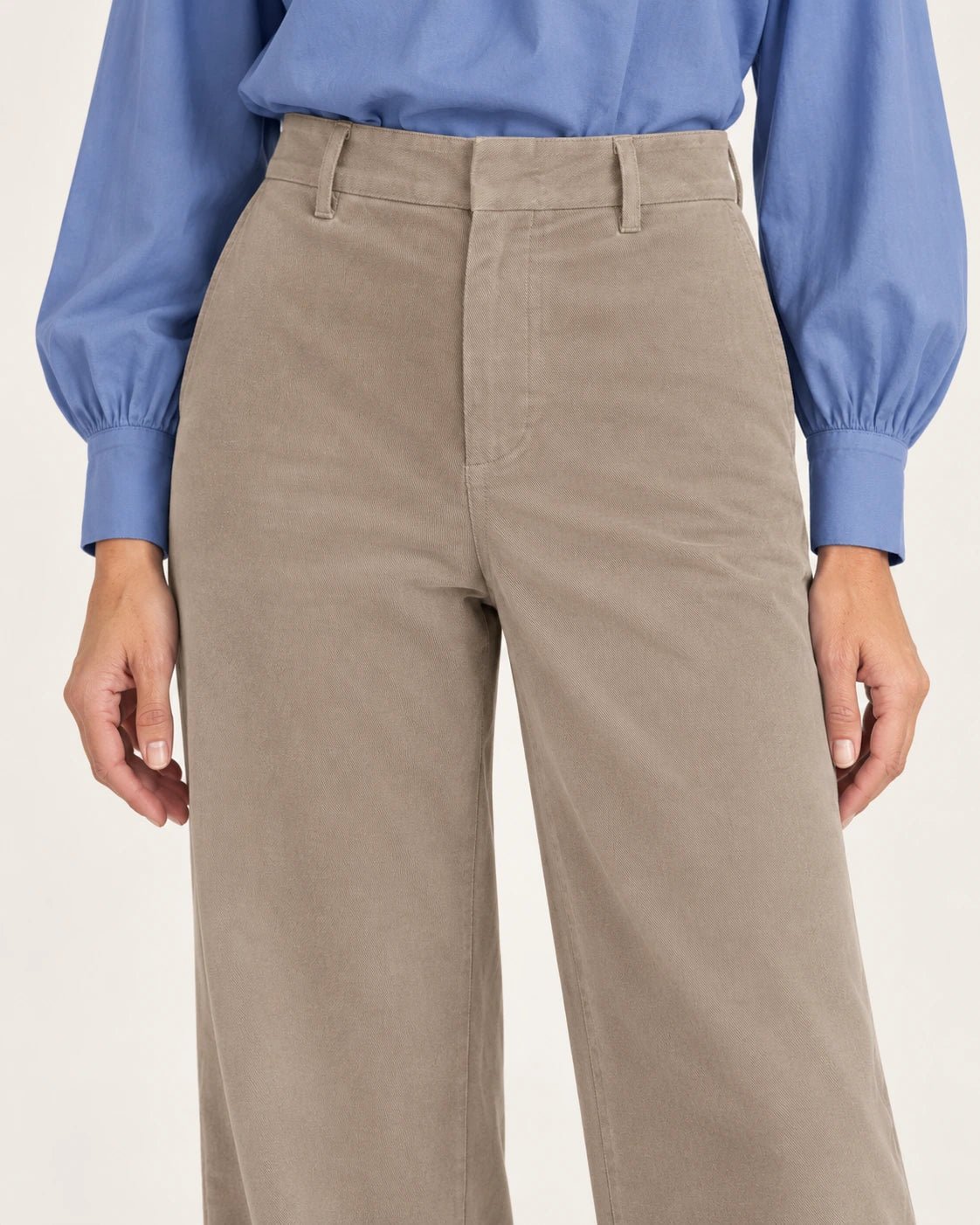 Pantalone palazzo sabbia, dettaglio della vita e del tessuto - MADAME VENICE - FW25 - PRISCILLA - CAPITALE #Colore_Sand