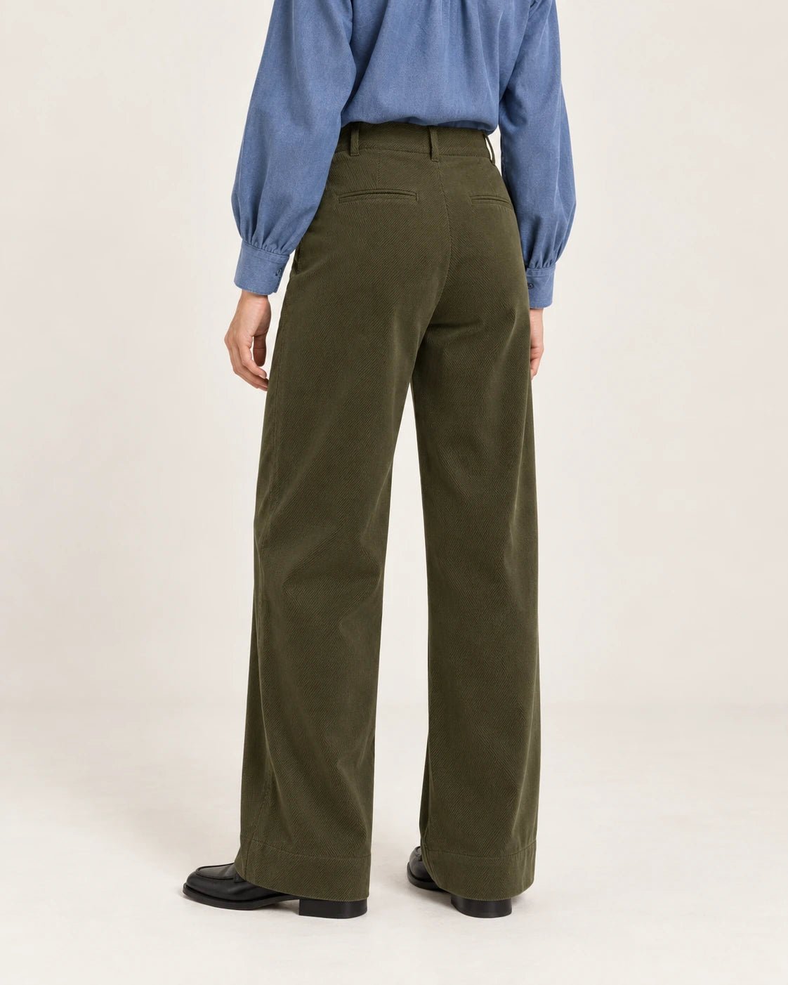 Pantalone palazzo verde oliva, vista posteriore - MADAME VENICE - FW25 - PRISCILLA - CAPITALE #Colore_Olive