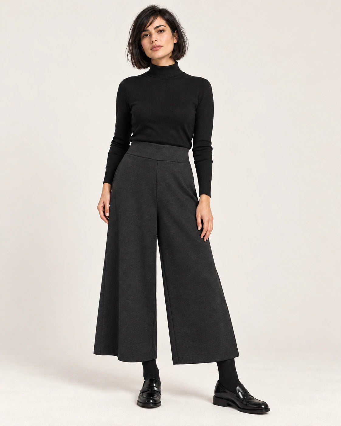 Pantalone palazzo nero, dettaglio del capo - MADAME VENICE - FW26 - PESARO - PUNTO MILANO #Colore_Nero