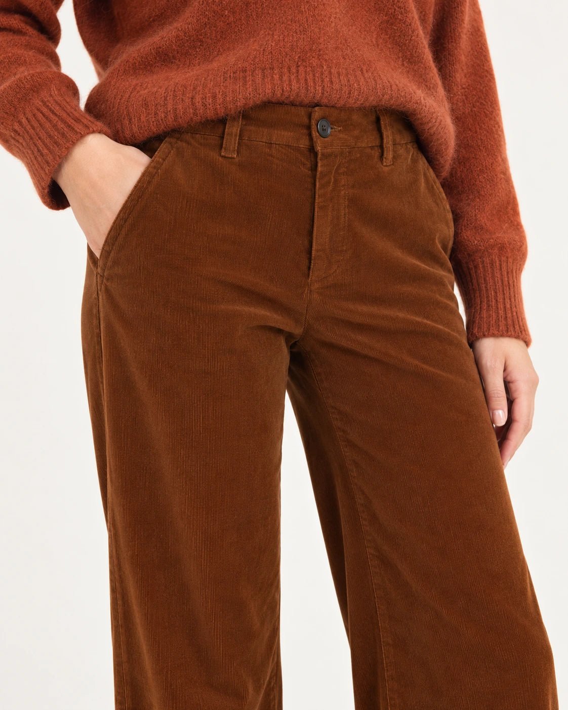 Pantalone palazzo ruggine, dettaglio della tasca e del velluto - MADAME VENICE - FW25 - PIA - VELVET 2000 #Colore_Rust