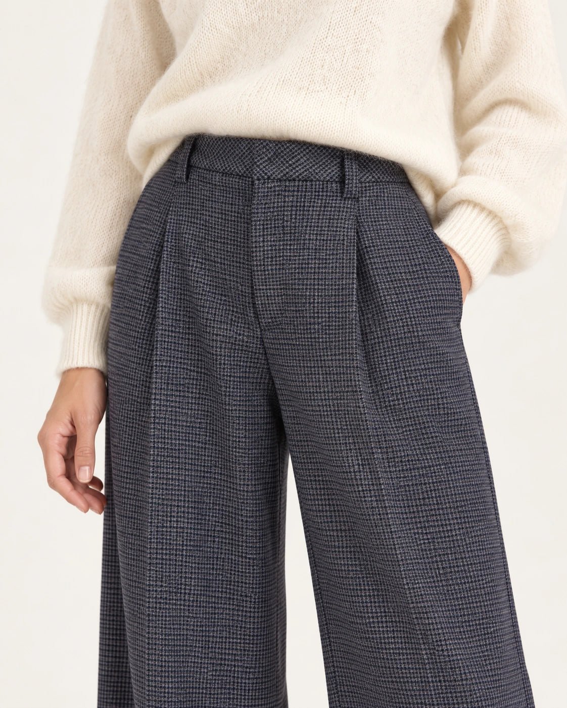 Pantalone palazzo pence blu, dettaglio della pince e del microquadro - MADAME VENICE - FW25 - PERLA - CHECK BARN #Colore_Blue
