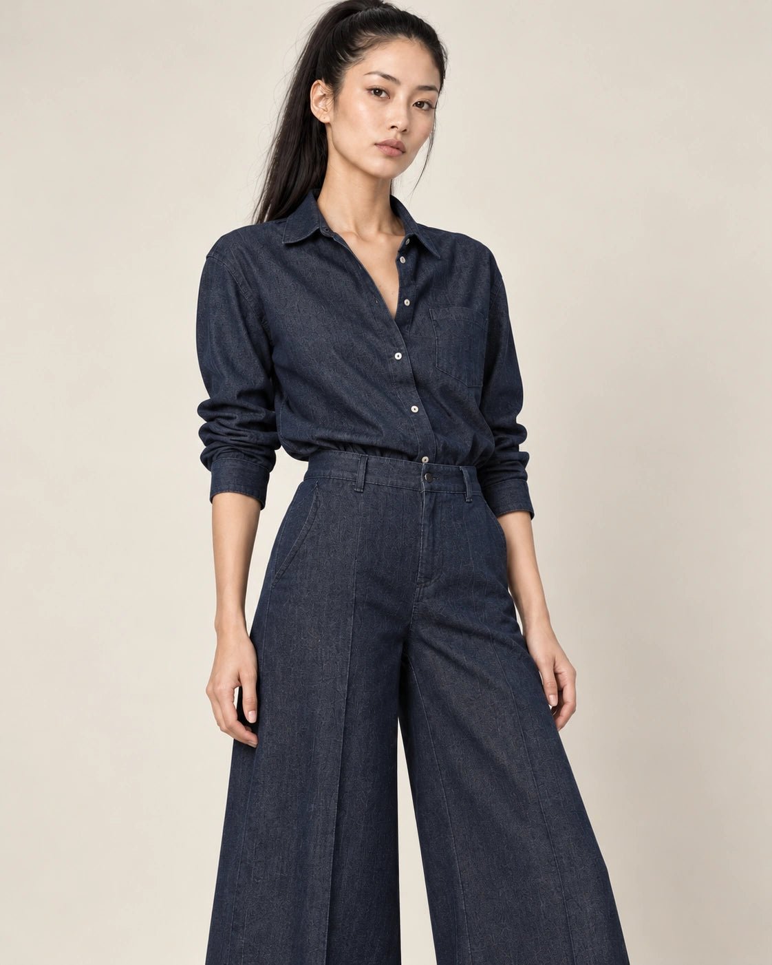 Pantalone palazzone blu, dettaglio del capo - MADAME VENICE - FW26 - PANAMA - DENIM STRETCH #Colore_Blu