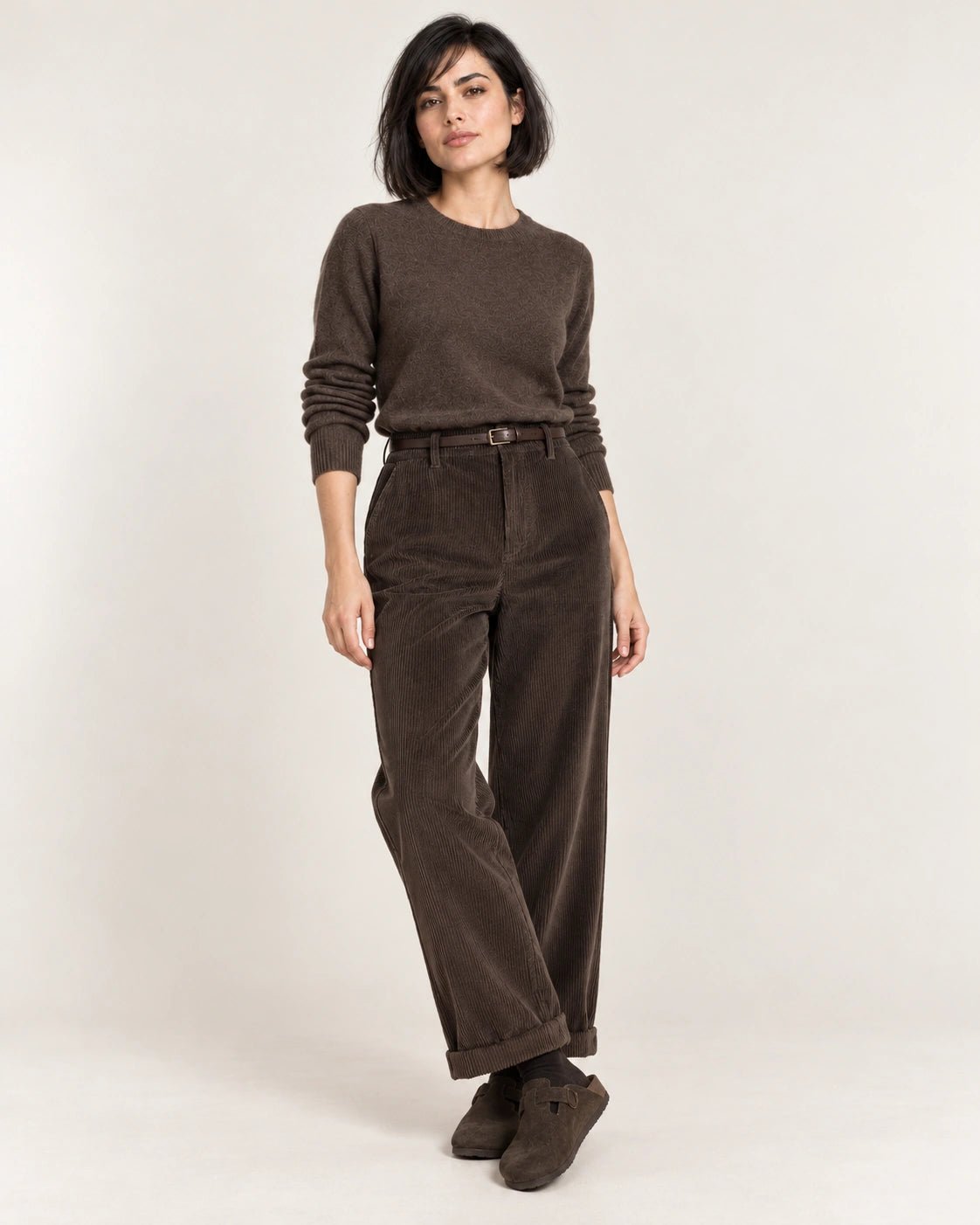 Pantalone riscolto marrone, dettaglio del capo - MADAME VENICE - FW26 - PATRICIA - VELVET SWEET #Colore_Marrone