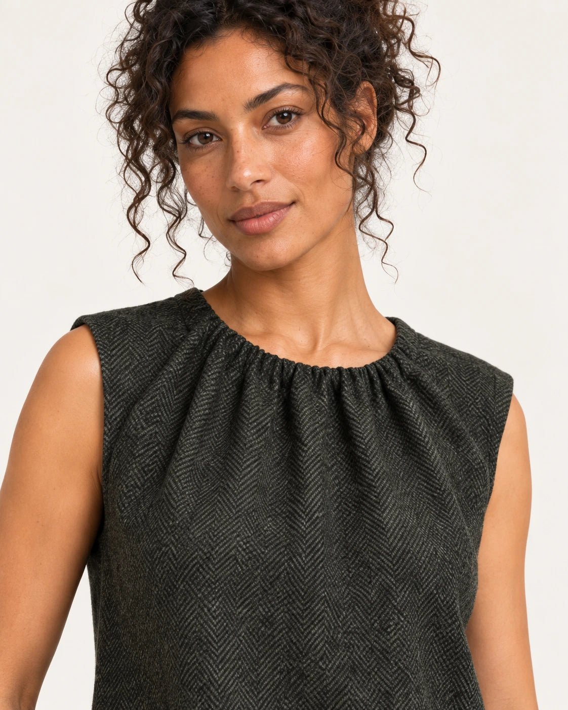 Top verde, dettaglio dello scollo e del tessuto spinato - MADAME VENICE - FW25 - VERA - SPINATINO #Colore_Green