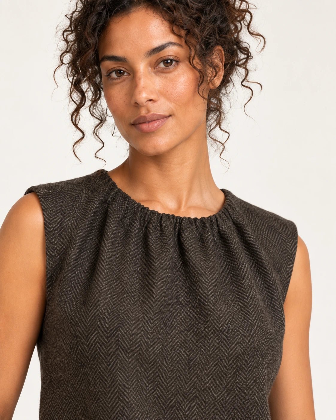 Top marrone, dettaglio dello scollo e del tessuto spinato - MADAME VENICE - FW25 - VERA - SPINATINO #Colore_Brown