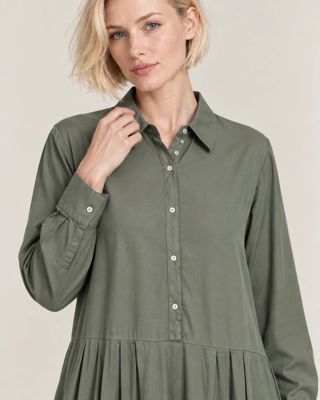 Abito camicia verde, dettaglio del capo - MADAME VENICE - FW26 - ANGELICA - COTONE SETA #Colore_Verde