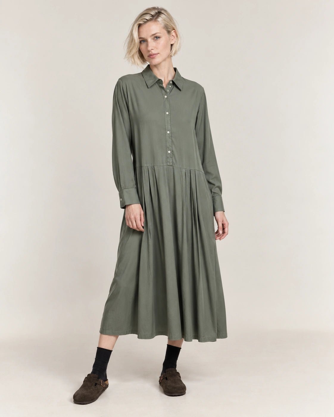 Abito camicia verde, vista frontale - MADAME VENICE - FW26 - ANGELICA - COTONE SETA #Colore_Verde