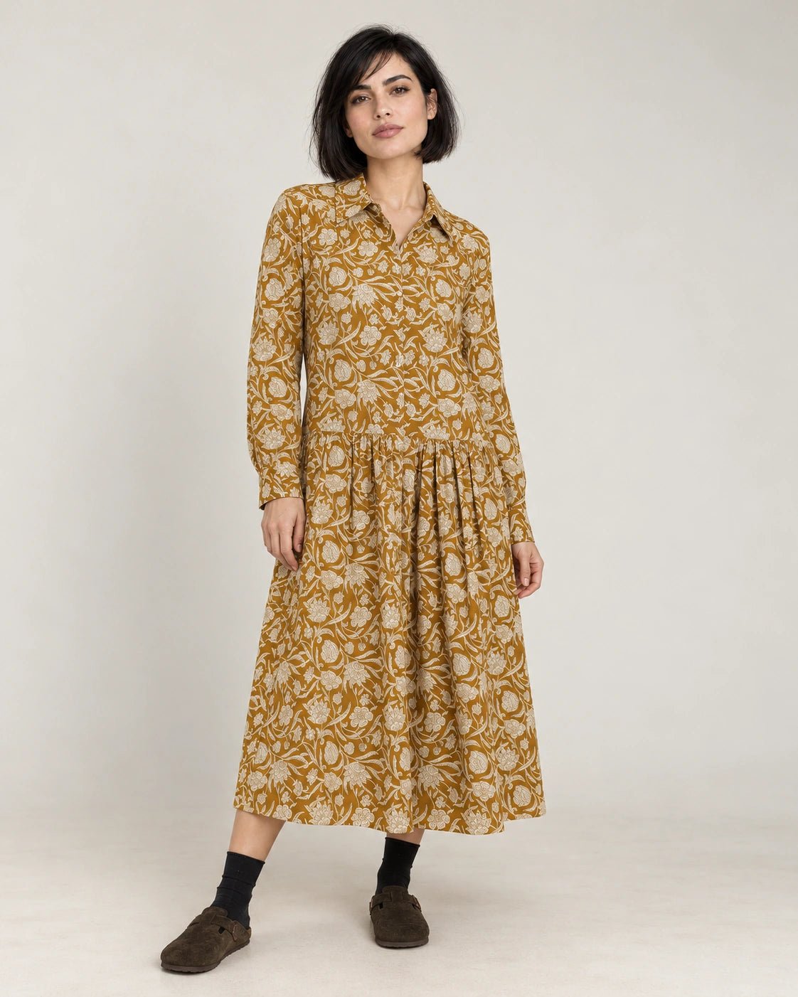 Abito camicia senape, vista frontale - MADAME VENICE - FW26 - ANGELICA - PORTOGALLO FIORI #Colore_Senape