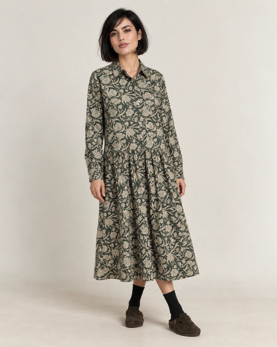 Abito camicia verde, vista frontale - MADAME VENICE - FW26 - ANGELICA - PORTOGALLO FIORI #Colore_Verde