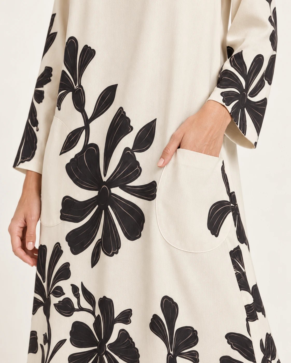 Abito a collo alto fantasia frill naturale, dettaglio della tasca - MADAME VENICE - FW25 - AGNESE - ECOVERO PRINT #Colore_Frill natural