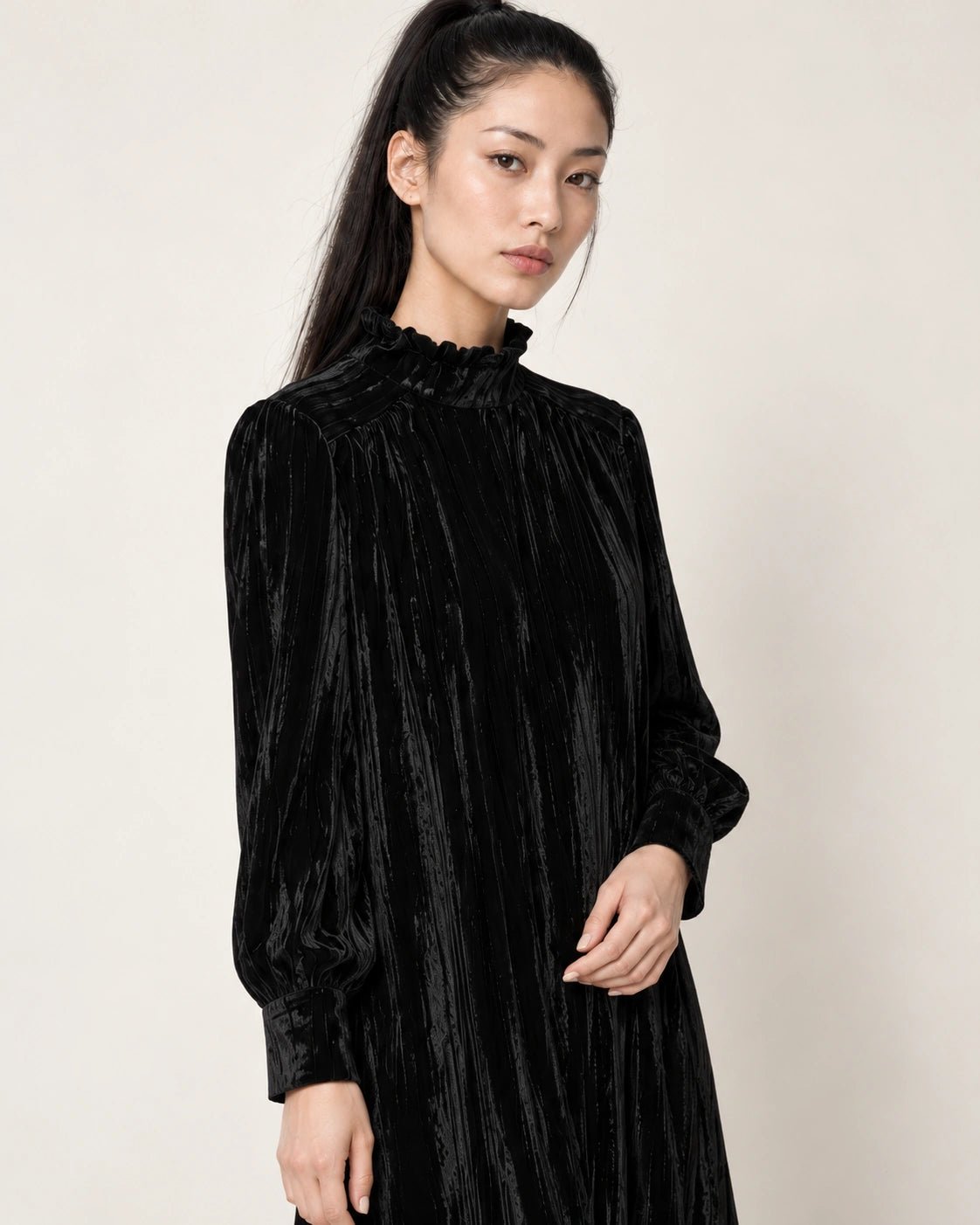 Abito collo alto nero, dettaglio del capo - MADAME VENICE - FW26 - ANTONELLA - PLISSE' #Colore_Nero