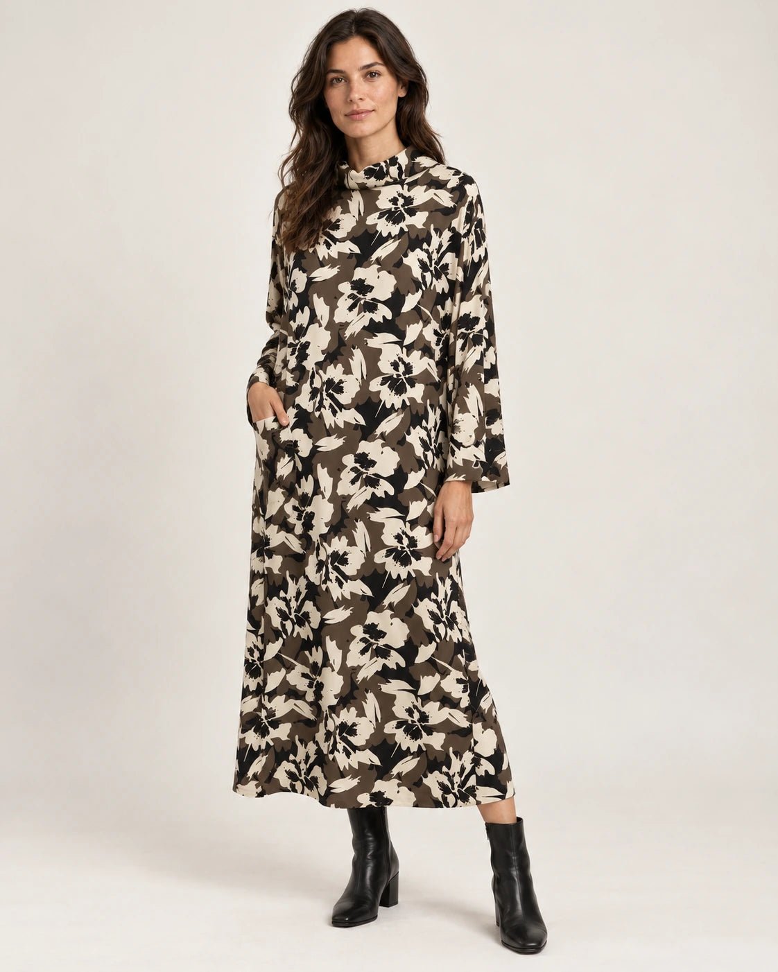 Abito a collo alto fantasia marrone, vista frontale - MADAME VENICE - FW25 - AGNESE - ECOVERO PRINT #Colore_Stain brown