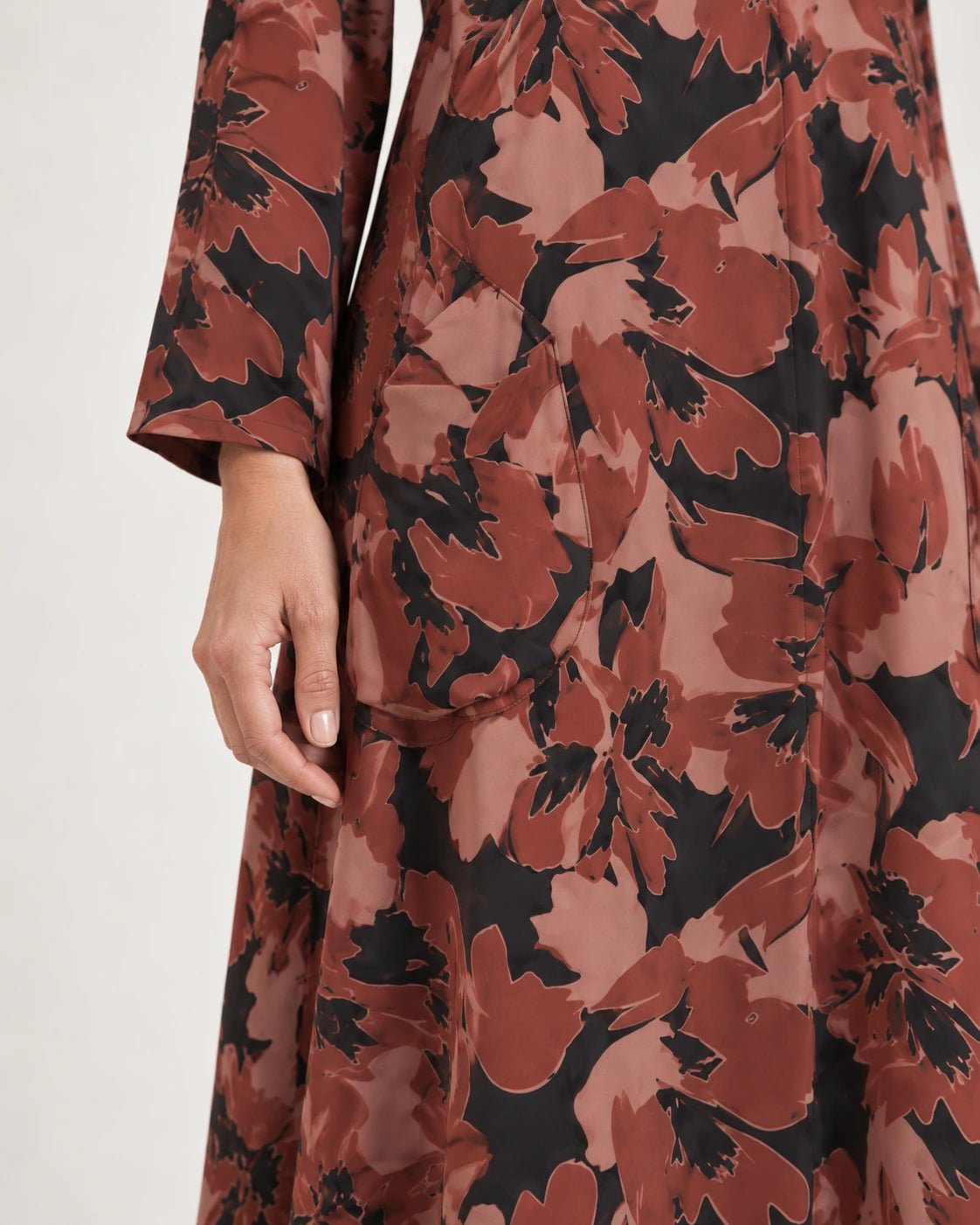 Abito a collo alto fantasia ruggine, dettaglio della tasca - MADAME VENICE - FW25 - AGNESE - ECOVERO PRINT #Colore_Stain rust
