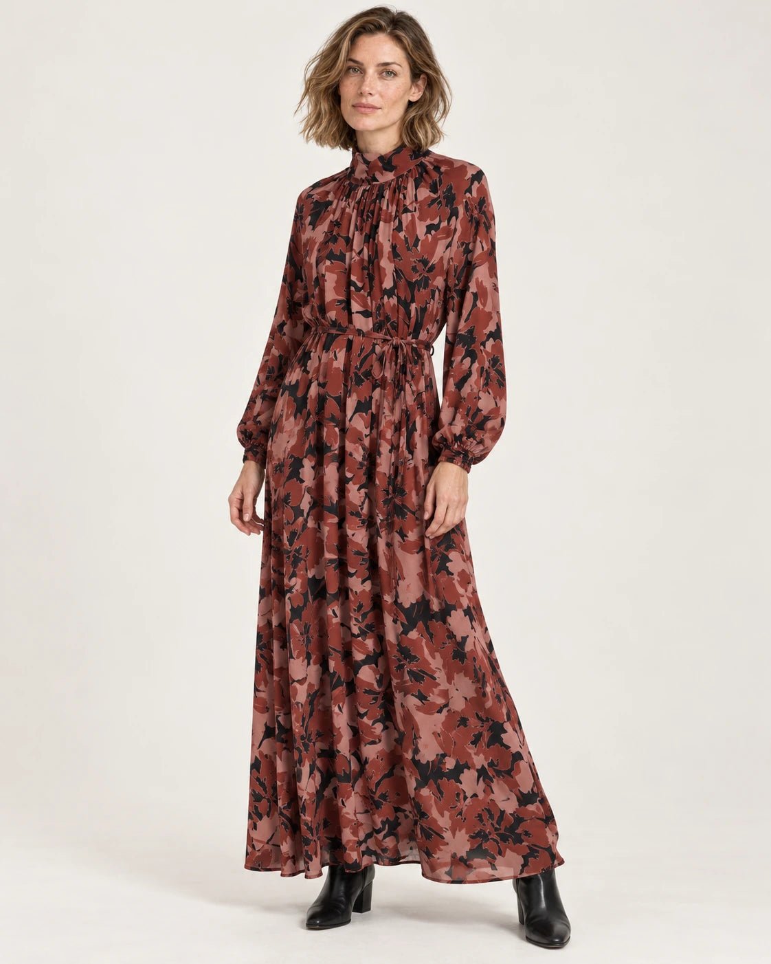 Abito con collo arricciato fantasia ruggine, vista frontale - MADAME VENICE - FW25 - ALESSANDRA - ECOVERO PRINT #Colore_Stain rust