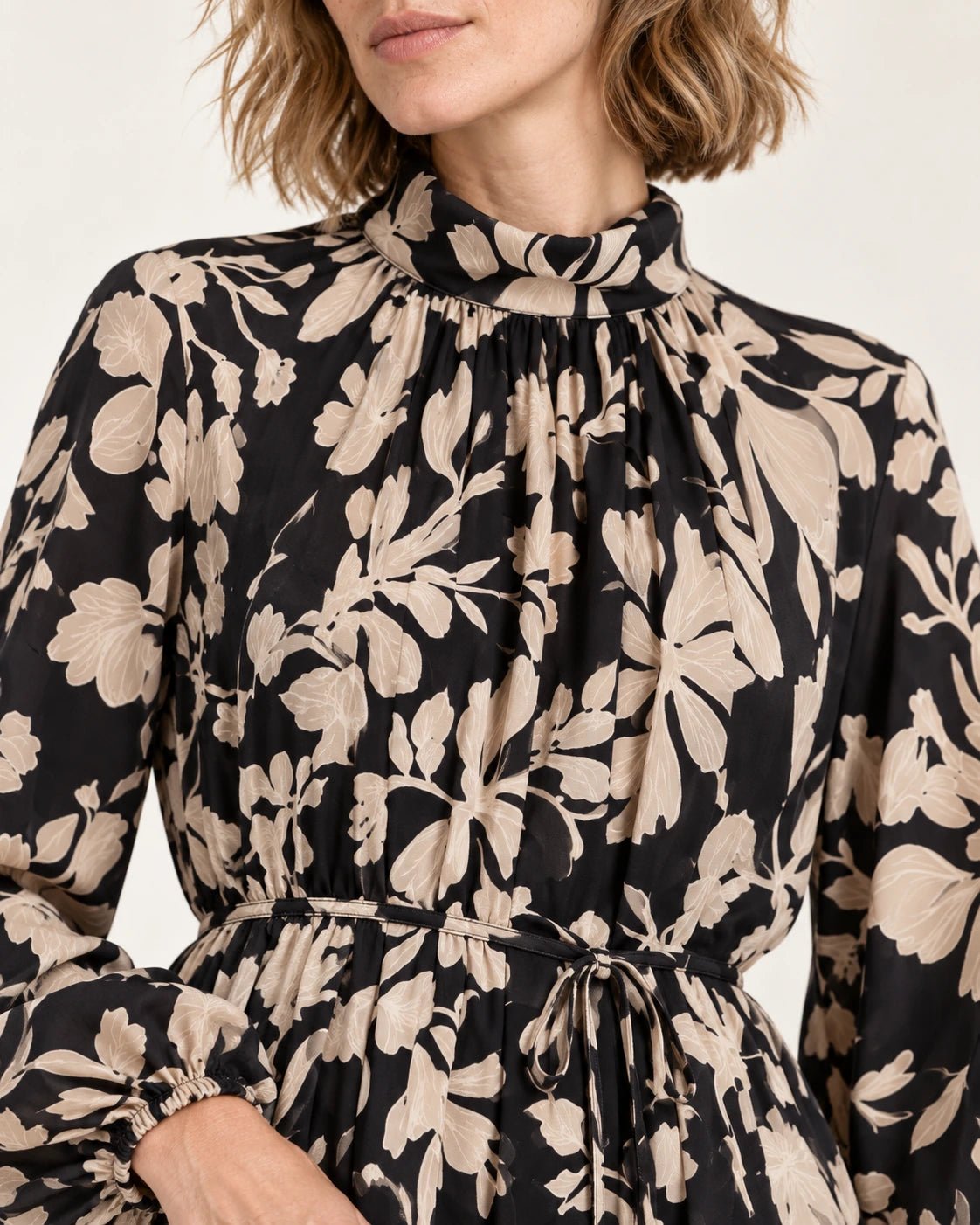 Abito con collo arricciato fantasia floreale naturale, dettaglio del collo arricciato - MADAME VENICE - FW25 - ALESSANDRA - ECOVERO PRINT #Colore_Flower natural