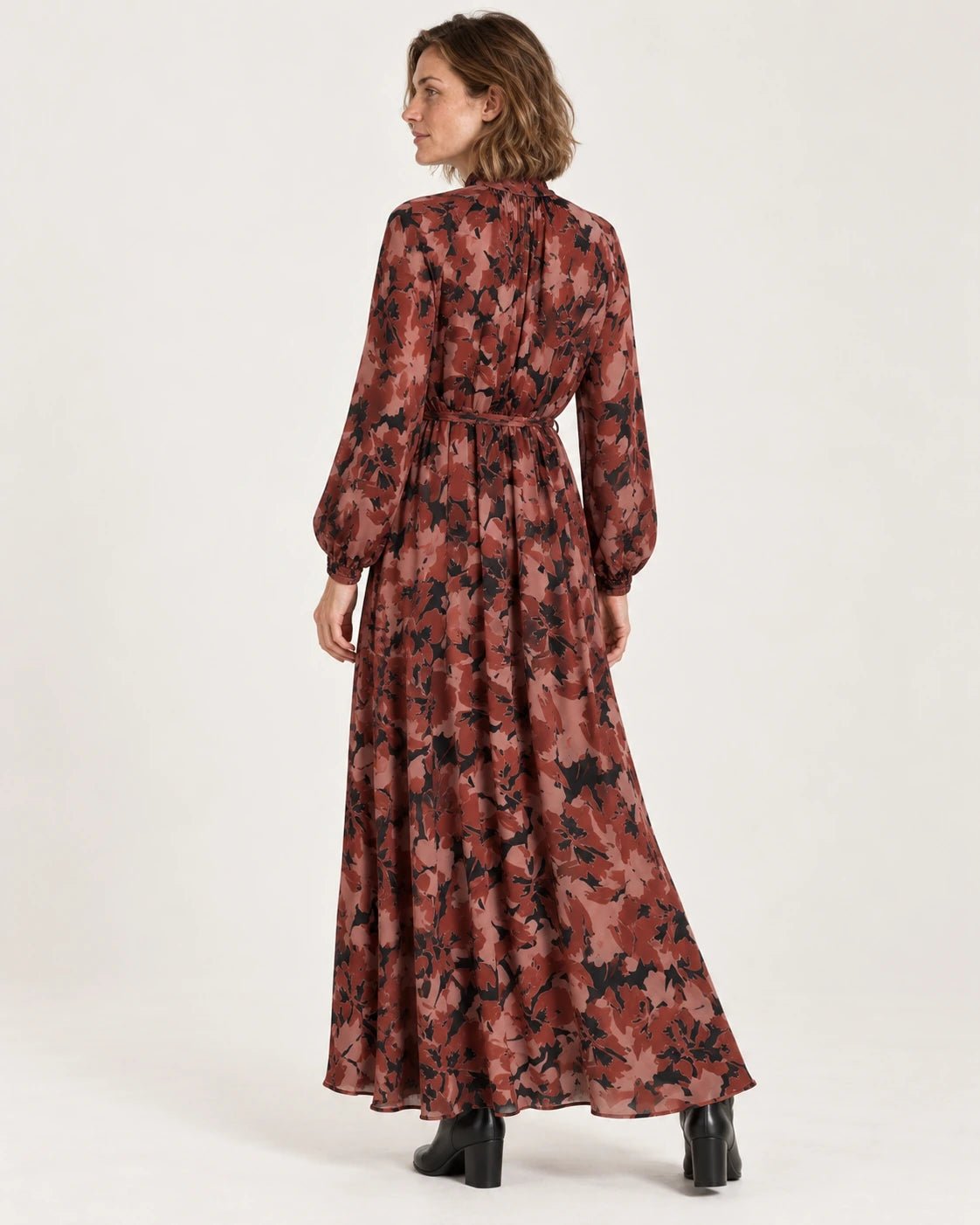 Abito con collo arricciato fantasia ruggine, vista posteriore - MADAME VENICE - FW25 - ALESSANDRA - ECOVERO PRINT #Colore_Stain rust