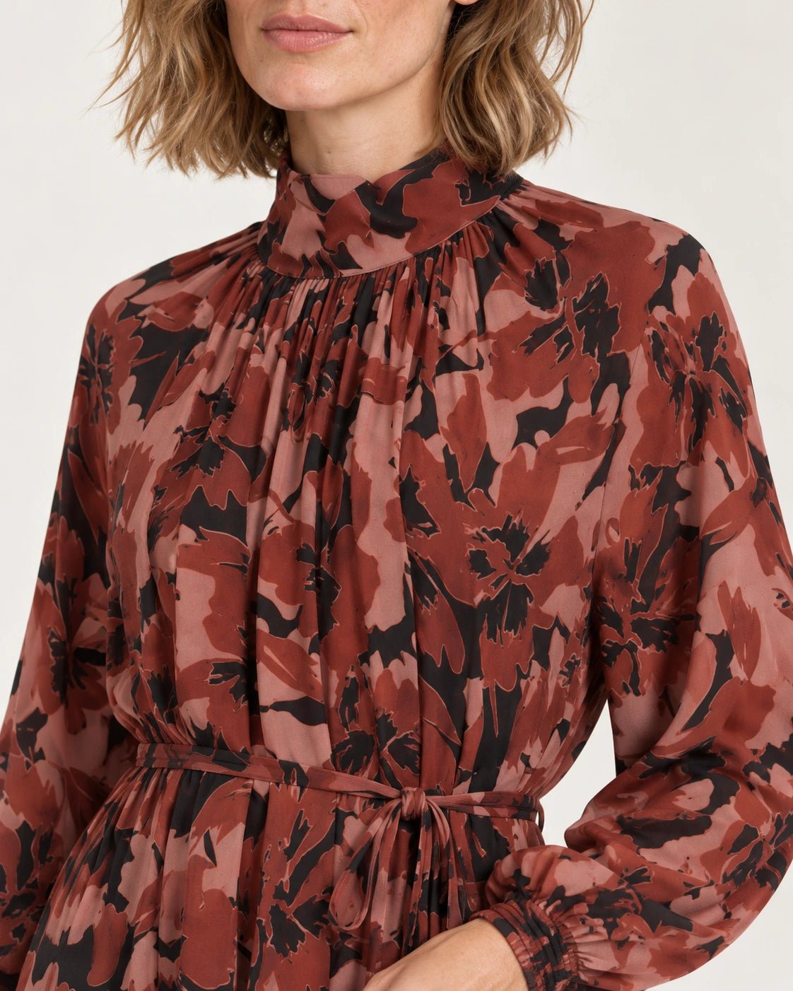 Abito con collo arricciato fantasia ruggine, dettaglio del collo arricciato - MADAME VENICE - FW25 - ALESSANDRA - ECOVERO PRINT #Colore_Stain rust