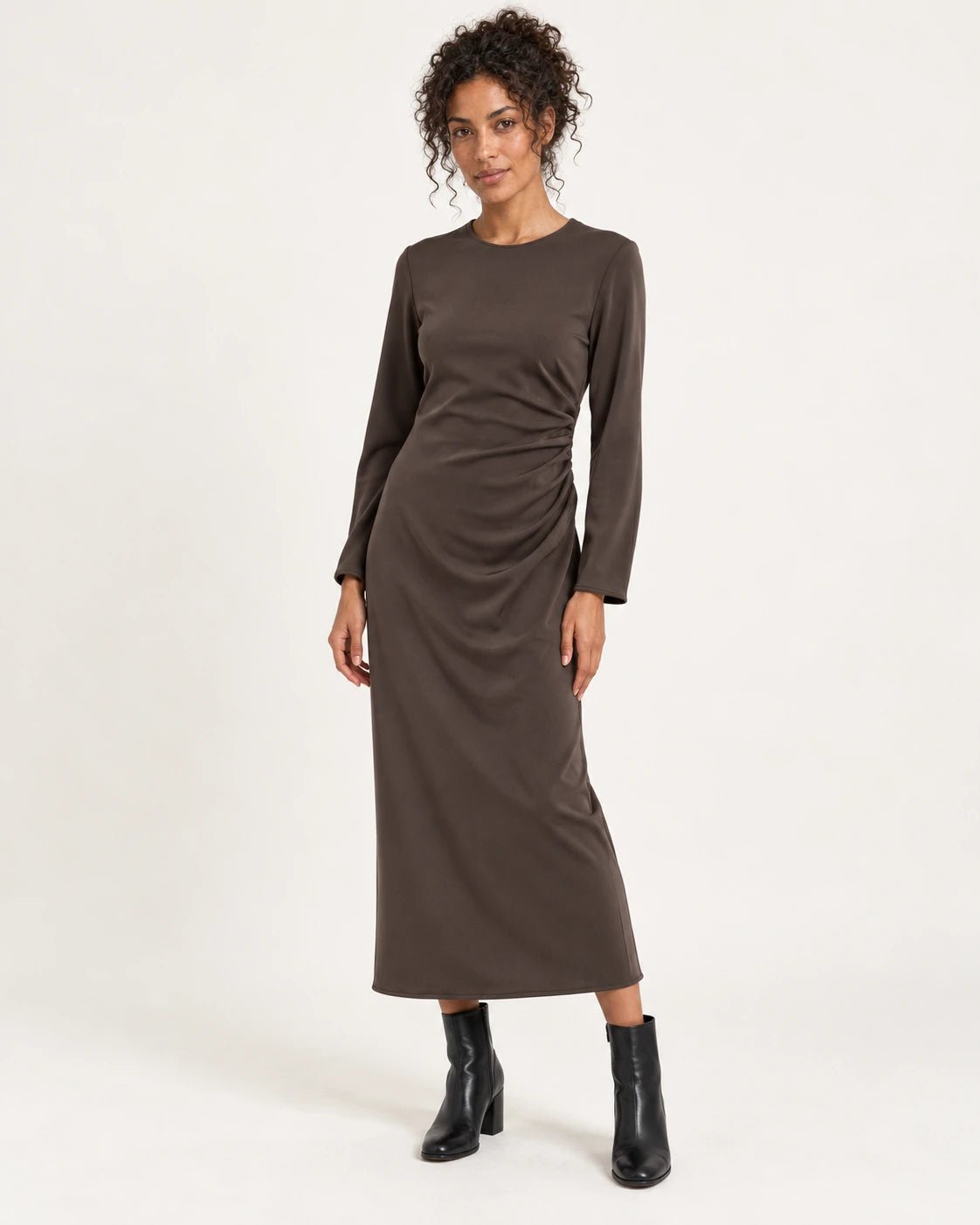 Abito con arricciatura sul fianco marrone, vista frontale - MADAME VENICE - FW25 - ANGY - JERSEY TECNICO #Colore_Brown