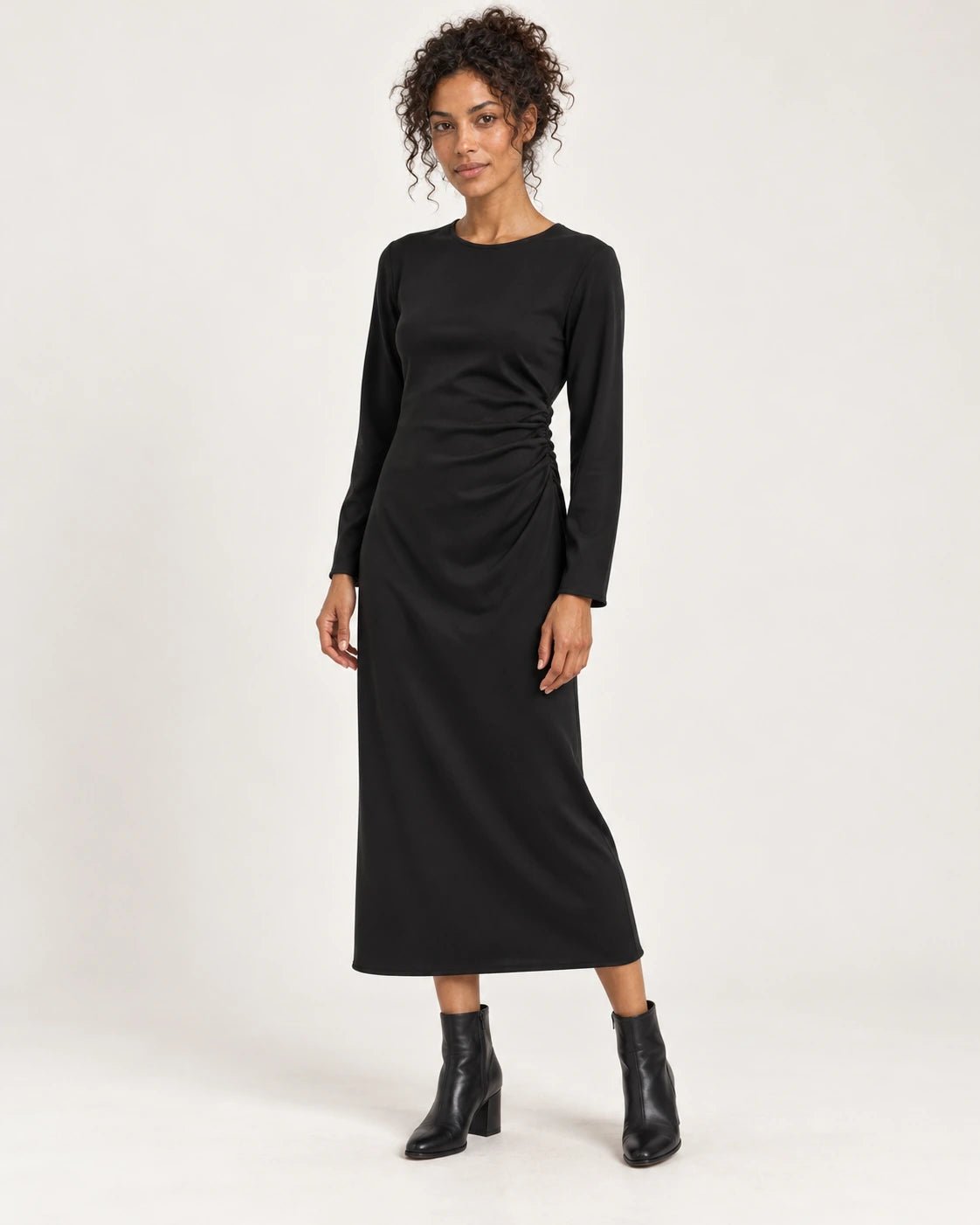 Abito con arricciatura sul fianco nero, vista frontale - MADAME VENICE - FW25 - ANGY - JERSEY TECNICO #Colore_Black