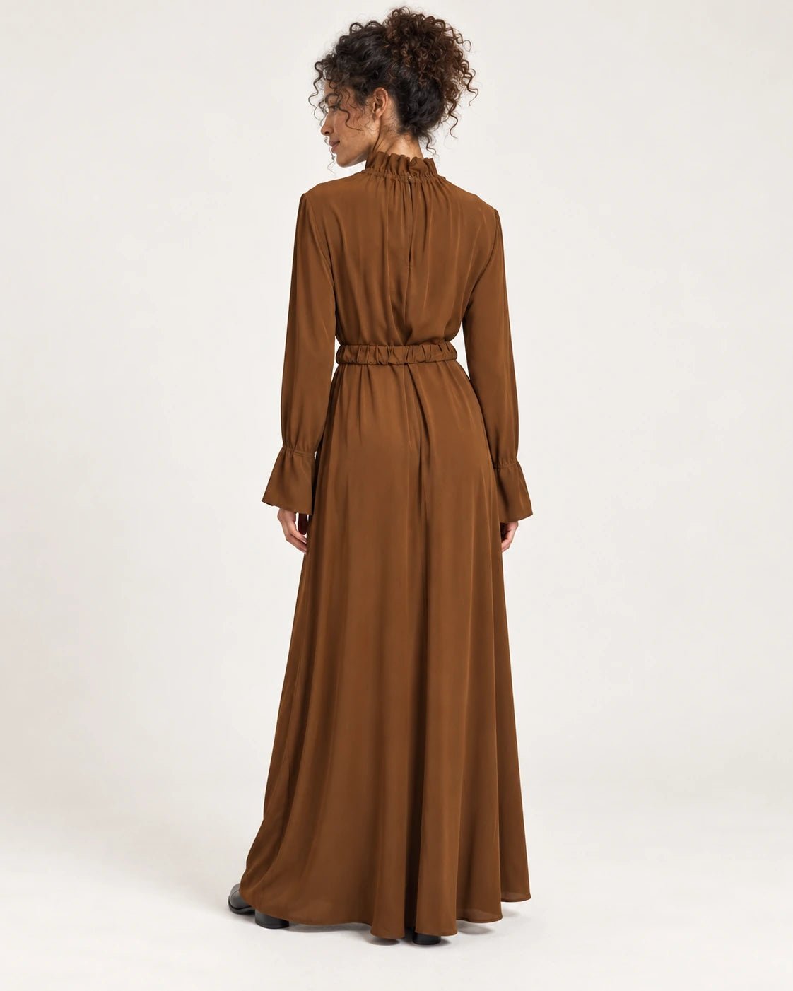 Abito con cintura marrone, vista posteriore - MADAME VENICE - FW25 - ALBA - ECOVERO #Colore_Brown