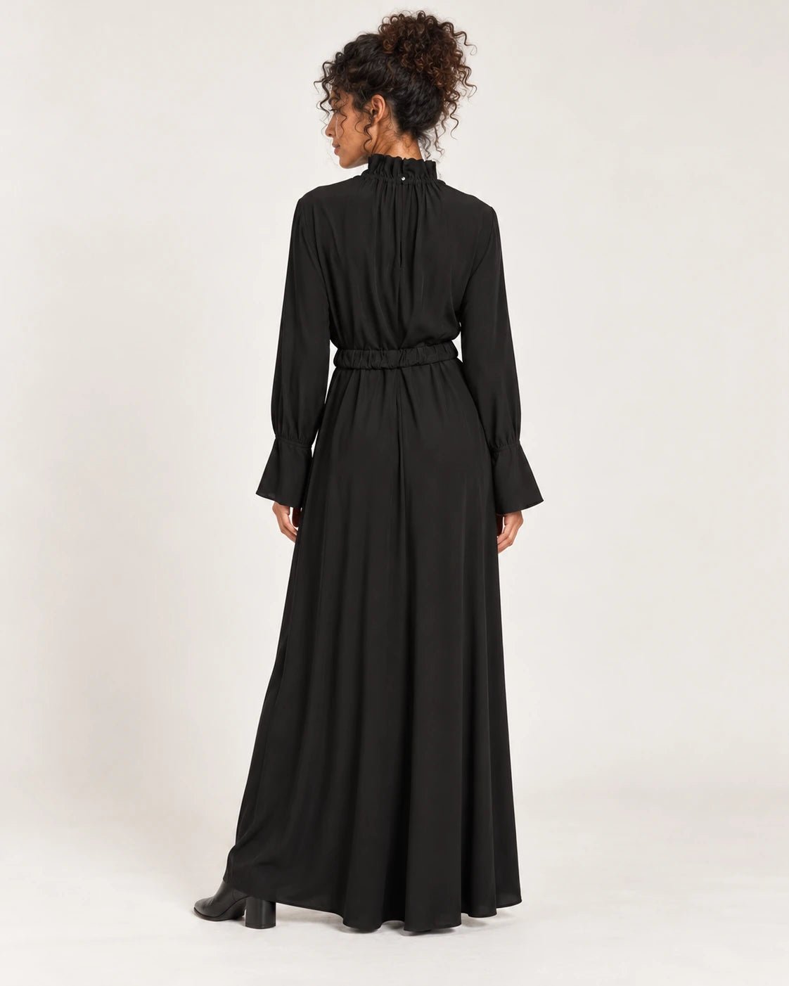 Abito con cintura nero, vista posteriore - MADAME VENICE - FW25 - ALBA - ECOVERO #Colore_Black