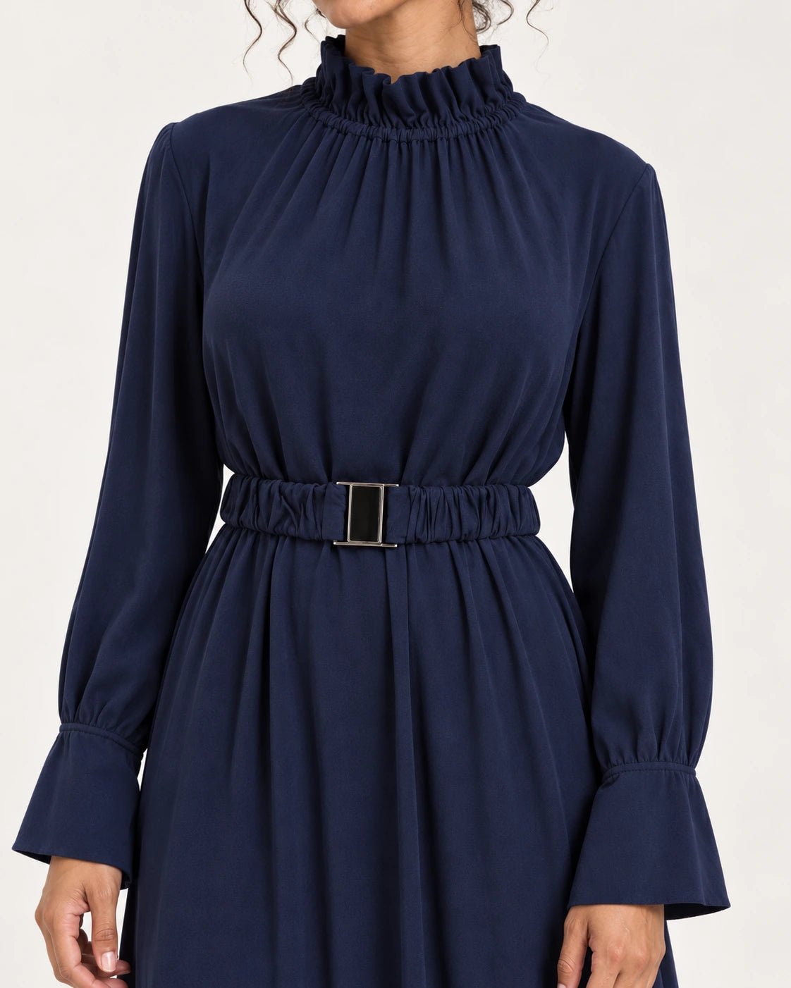 Abito con cintura blu, dettaglio della cintura - MADAME VENICE - FW25 - ALBA - ECOVERO #Colore_Blue