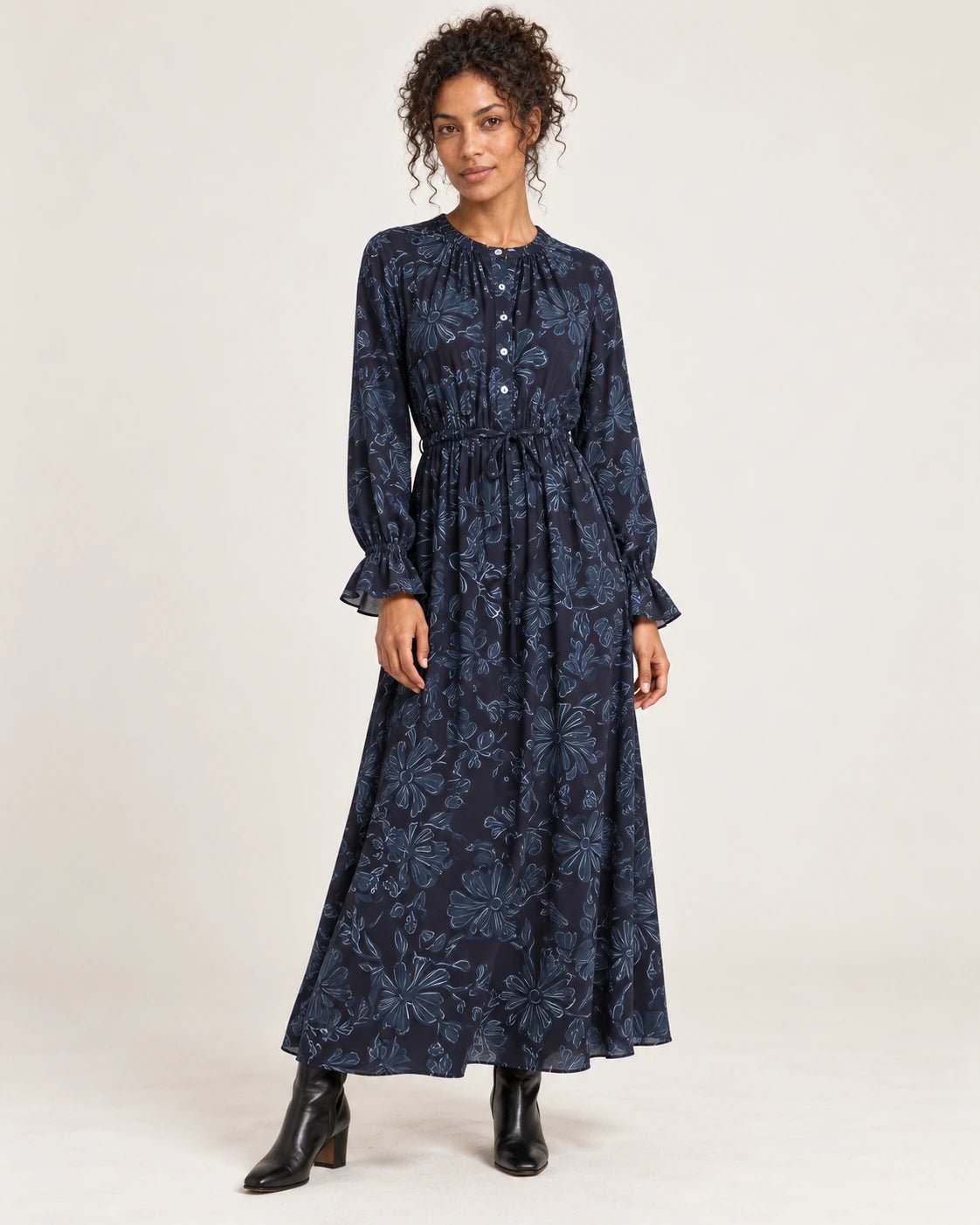 Abito con collo alla coreana fantasia floreale blu, vista frontale - MADAME VENICE - FW25 - ALESSIA - ECOVERO PRINT #Colore_Flower blue