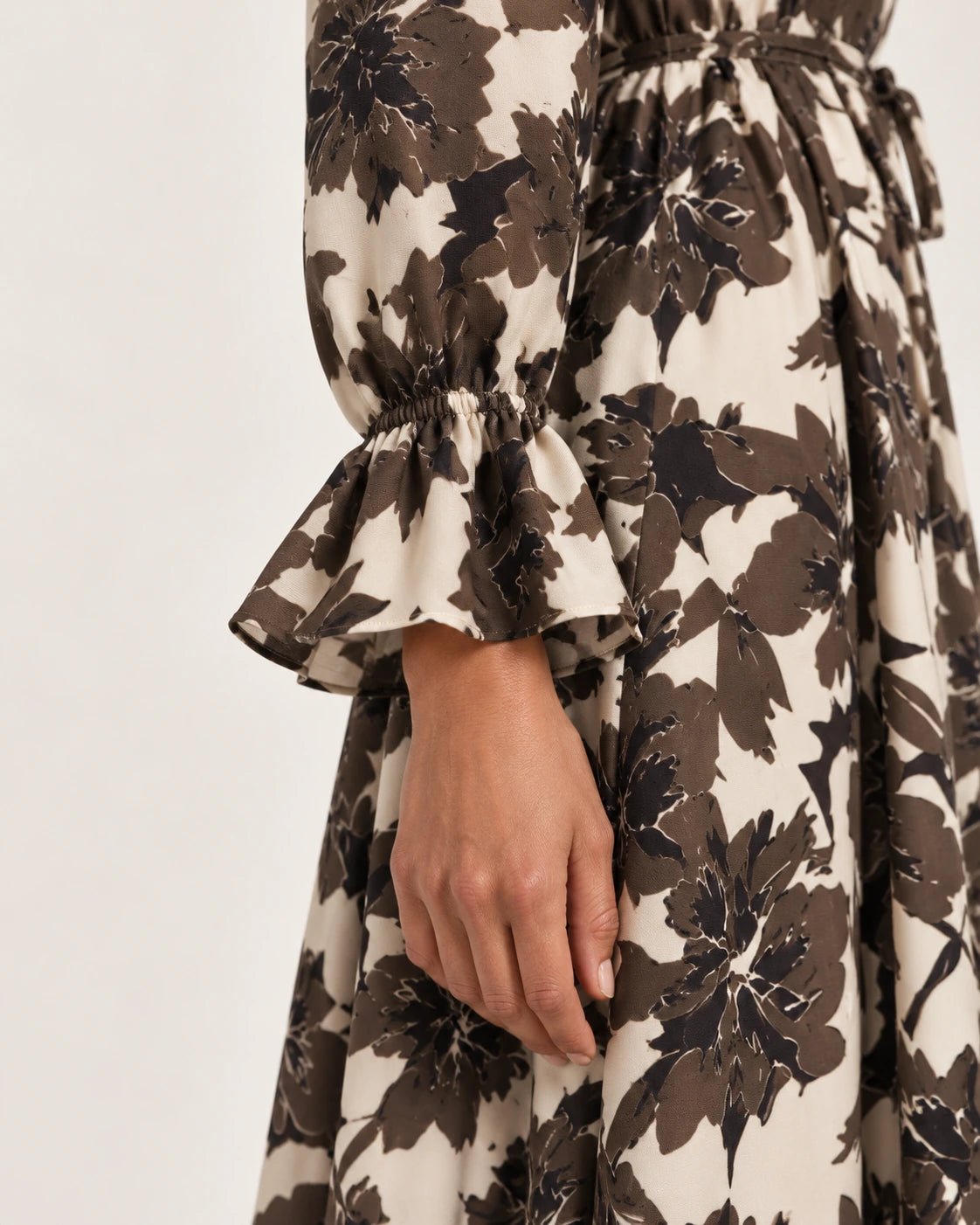 Abito con collo alla coreana fantasia marrone, dettaglio del polsino - MADAME VENICE - FW25 - ALESSIA - ECOVERO PRINT #Colore_Stain brown