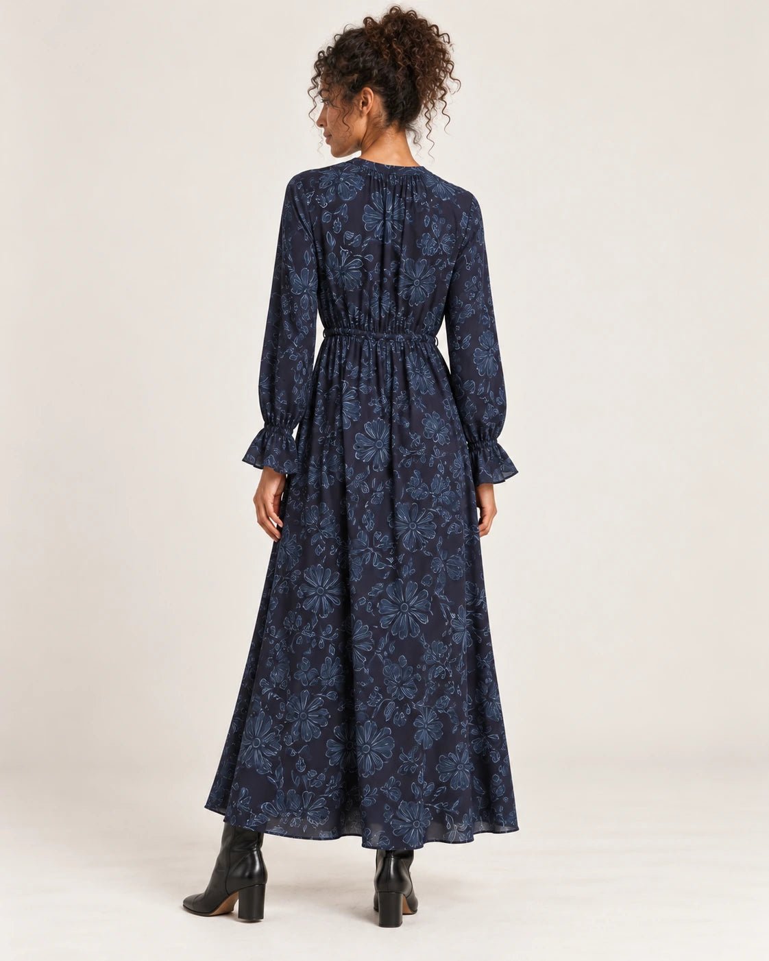 Abito con collo alla coreana fantasia floreale blu, vista posteriore - MADAME VENICE - FW25 - ALESSIA - ECOVERO PRINT #Colore_Flower blue