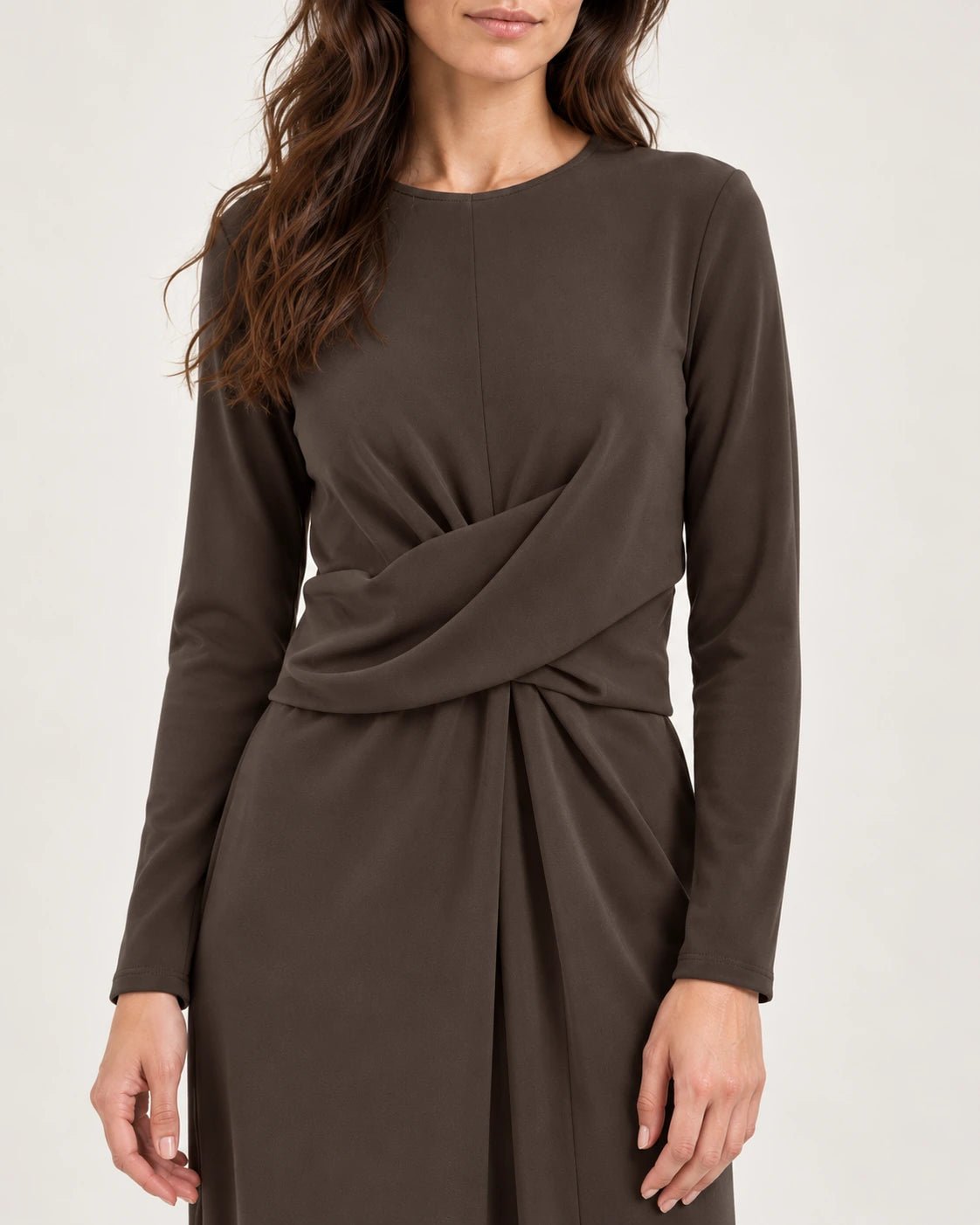 Abito lungo intrecciato marrone, dettaglio dell'intreccio - MADAME VENICE - FW25 - ANGELA - JERSEY TECNICO #Colore_Brown