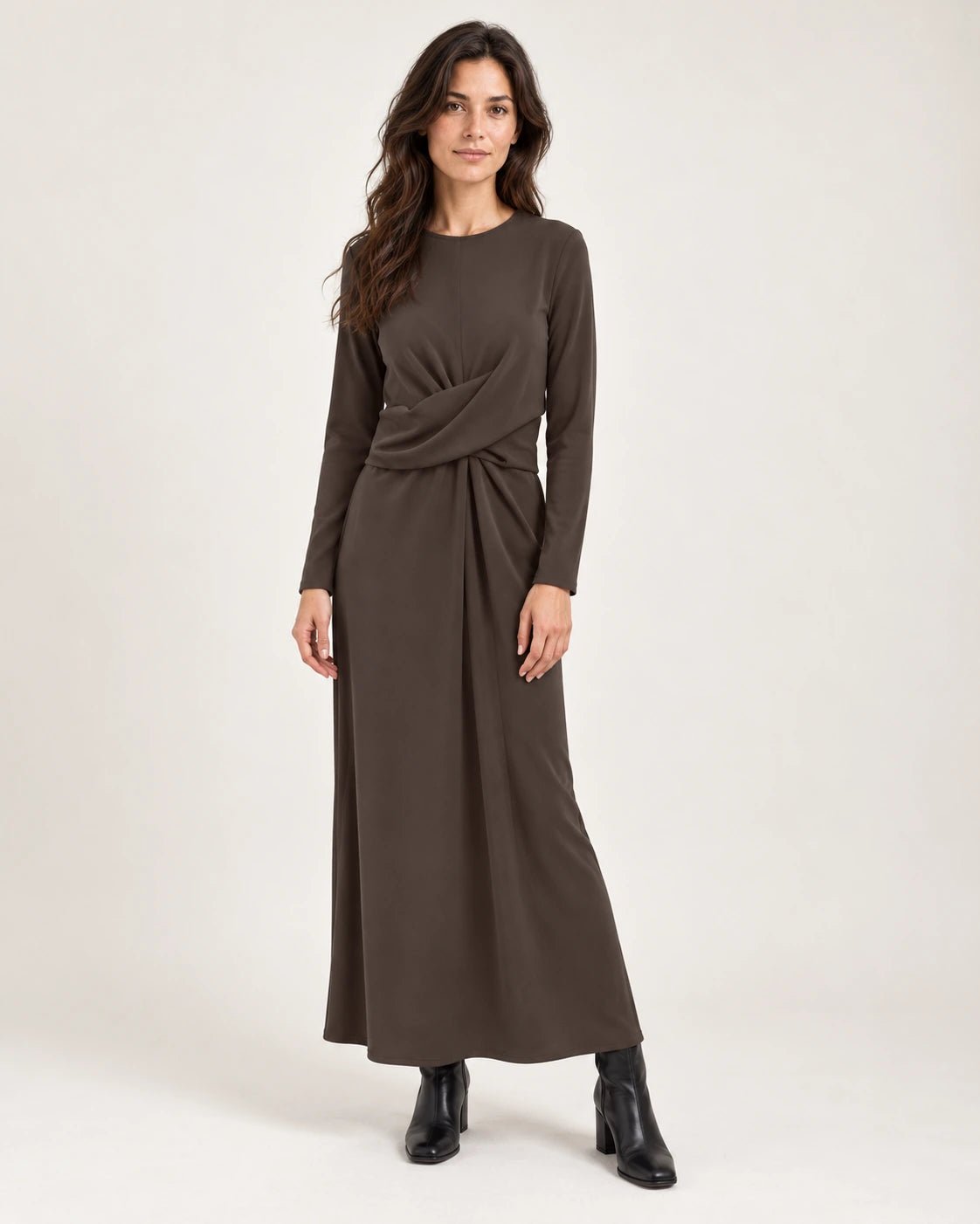 Abito lungo intrecciato marrone, vista frontale - MADAME VENICE - FW25 - ANGELA - JERSEY TECNICO #Colore_Brown