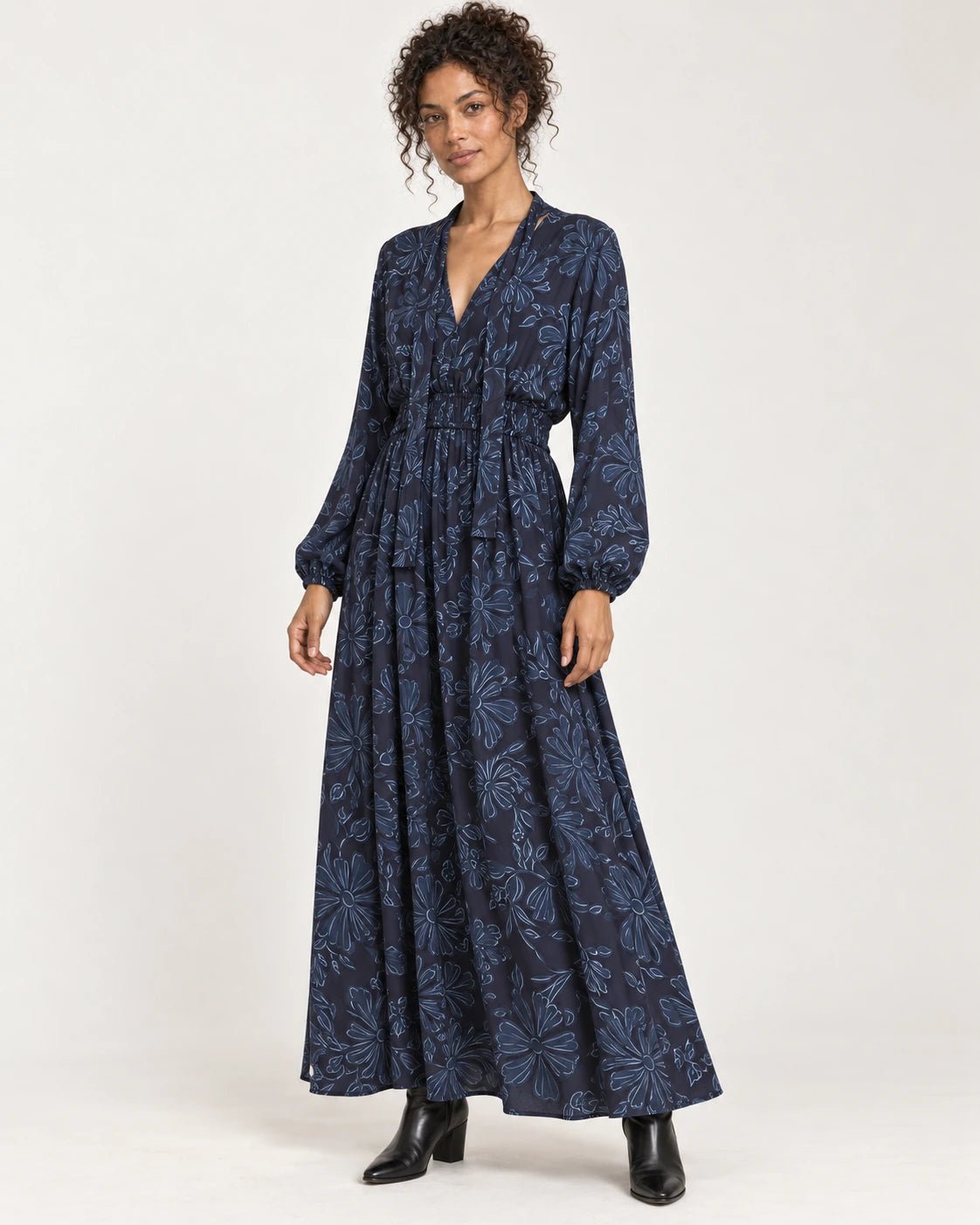 Abito con scollo a V fantasia floreale blu, vista frontale - MADAME VENICE - FW25 - AURORA - ECOVERO PRINT #Colore_Flower blue