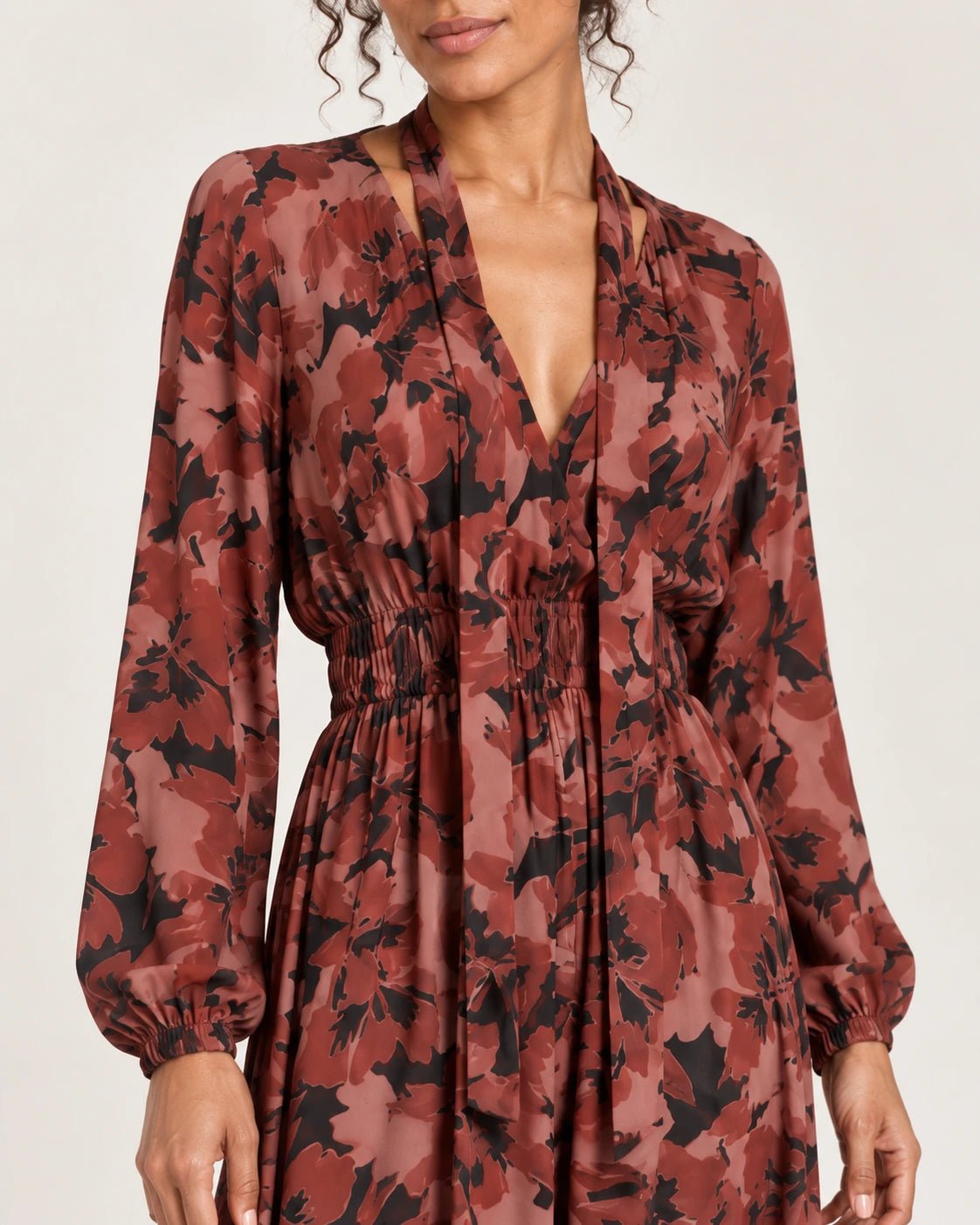 Abito con scollo a V fantasia ruggine, dettaglio dello scollo - MADAME VENICE - FW25 - AURORA - ECOVERO PRINT #Colore_Stain rust