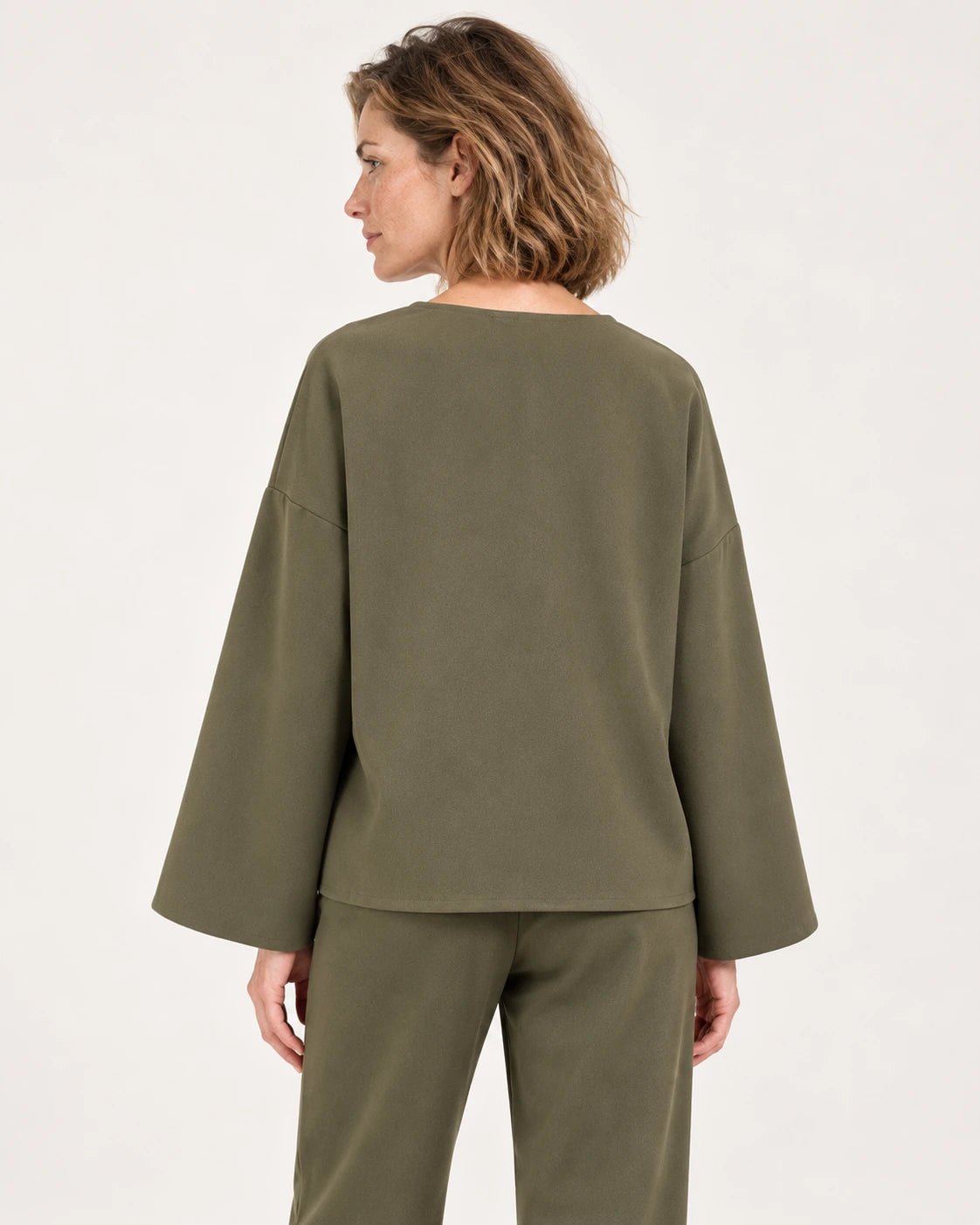 Caftano verde oliva, vista posteriore - MADAME VENICE - FW25 - CLOTILDE - CREPE TECNICO #Colore_Olive