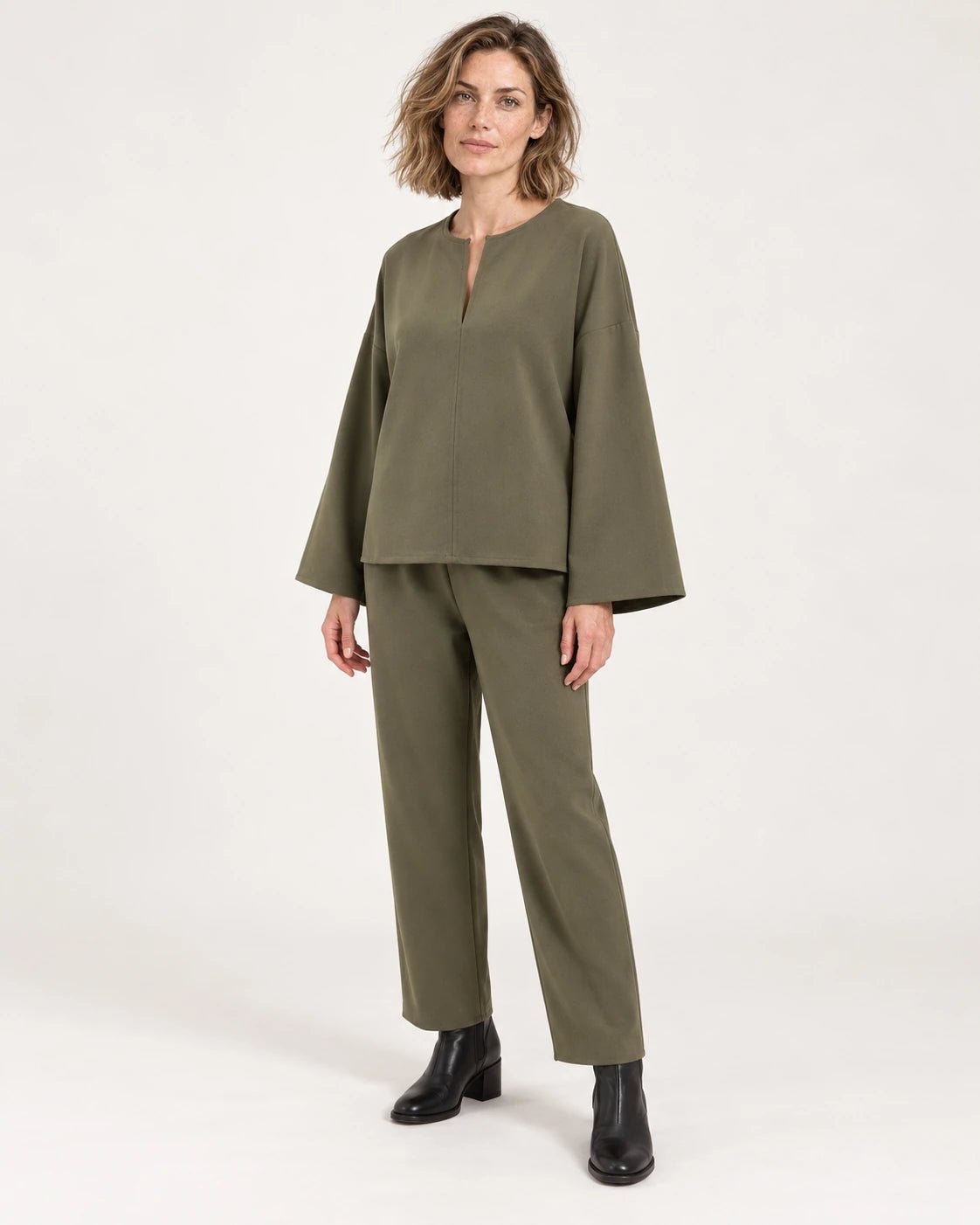 Caftano verde oliva, vista frontale - MADAME VENICE - FW25 - CLOTILDE - CREPE TECNICO #Colore_Olive