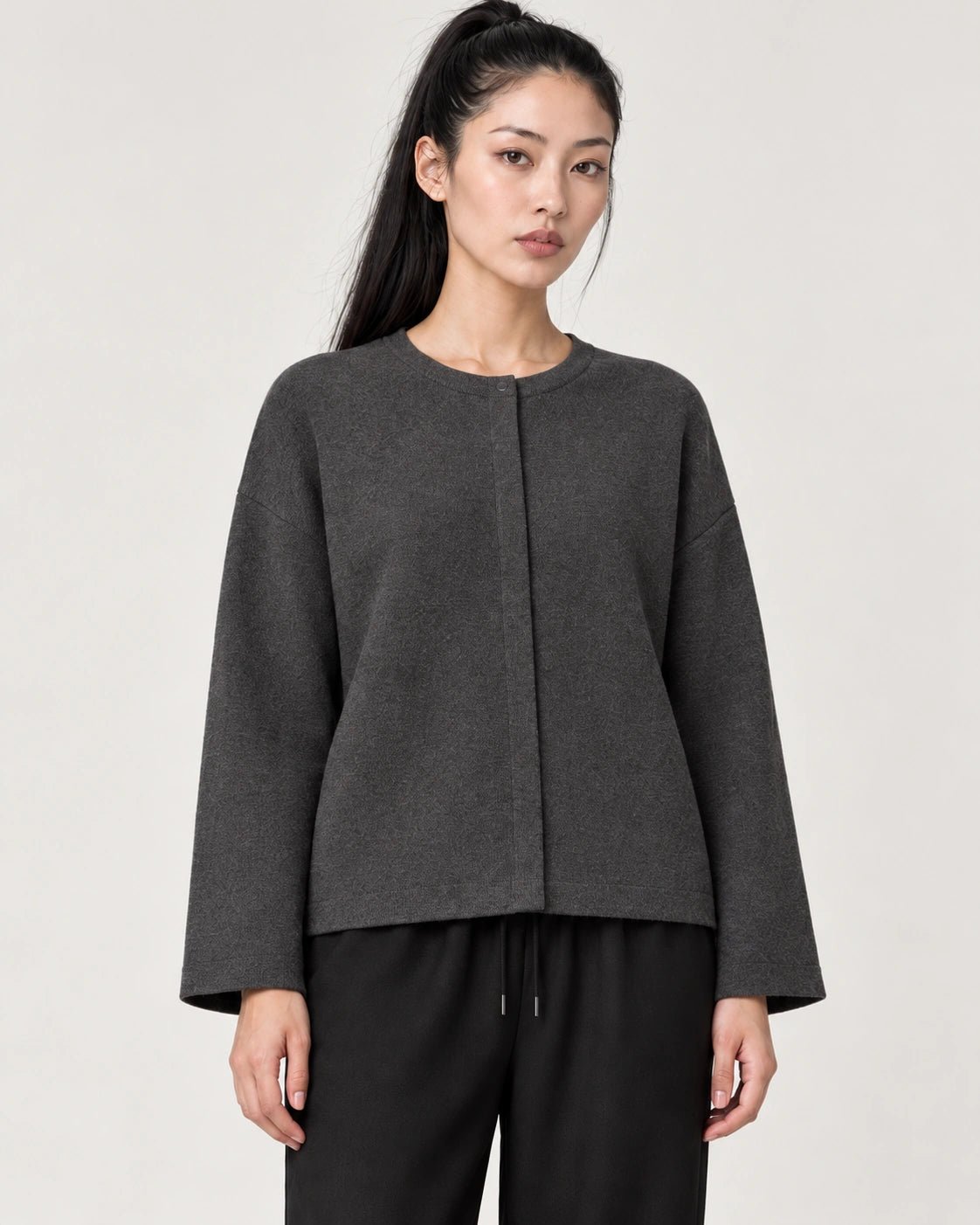 Camicia boxy grigio scuro, dettaglio del capo - MADAME VENICE - FW26 - CLOTILDE - LANA JESI #Colore_Grigio Scuro