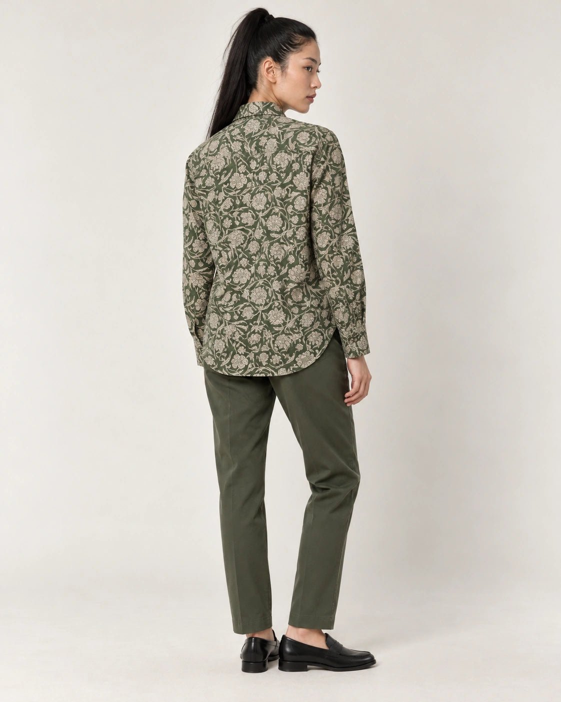 Camicia con fiocco verde, vista posteriore - MADAME VENICE - FW26 - CELESTINA - PORTOGALLO FIORI #Colore_Verde