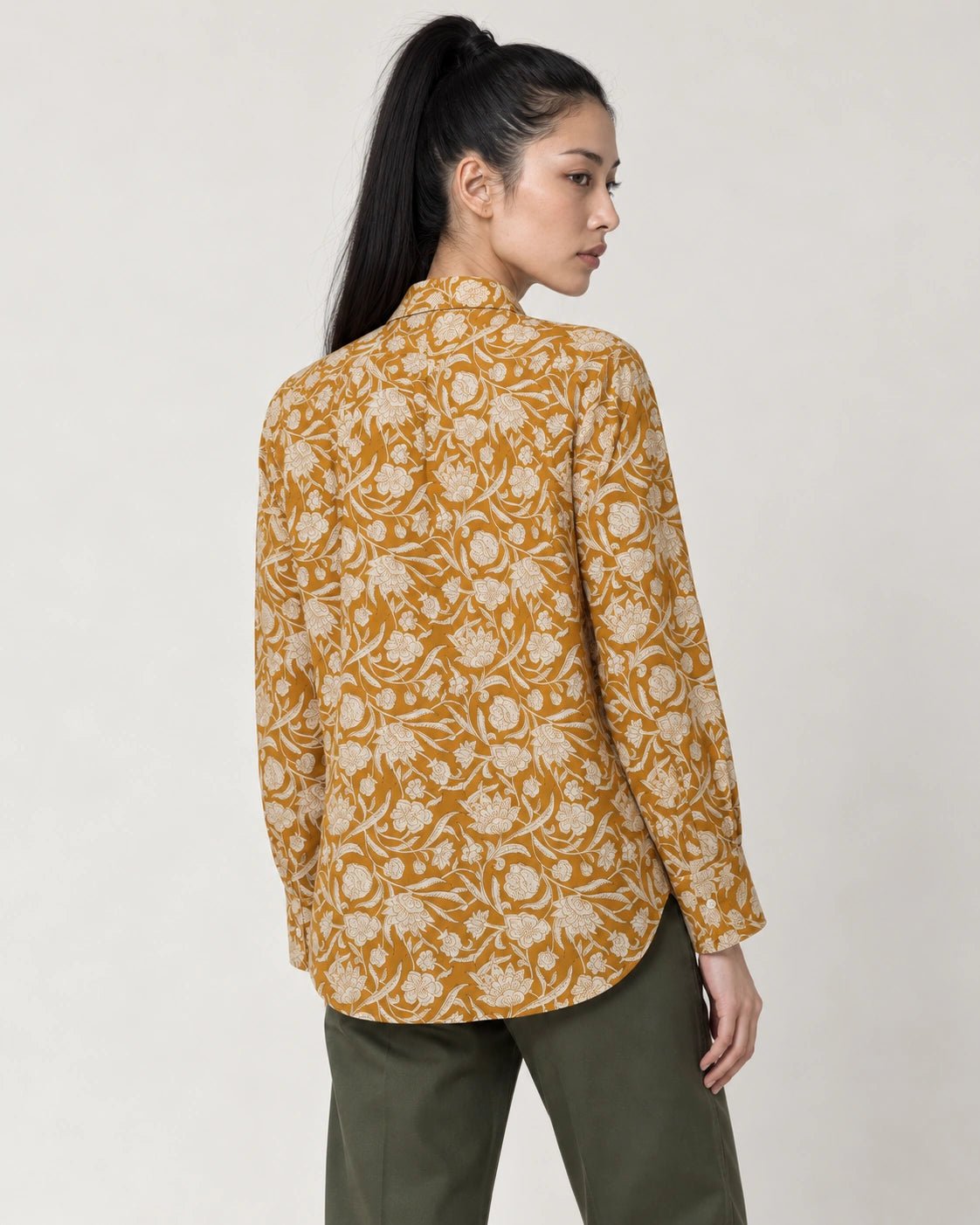 Camicia con fiocco senape, vista posteriore - MADAME VENICE - FW26 - CELESTINA - PORTOGALLO FIORI #Colore_Senape