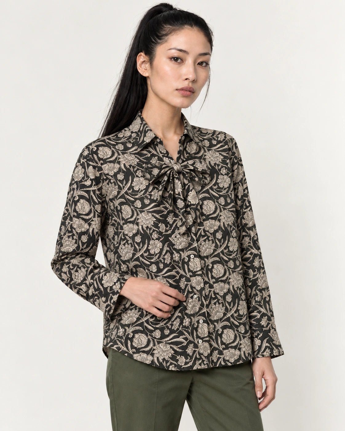 Camicia con fiocco nero, dettaglio del capo - MADAME VENICE - FW26 - CELESTINA - PORTOGALLO FIORI #Colore_Nero